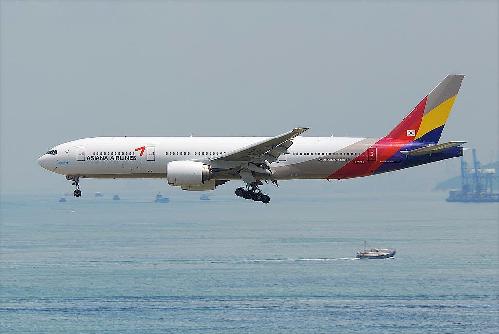 An Asiana Airlines Boeing 777-200ER landing at HKG.