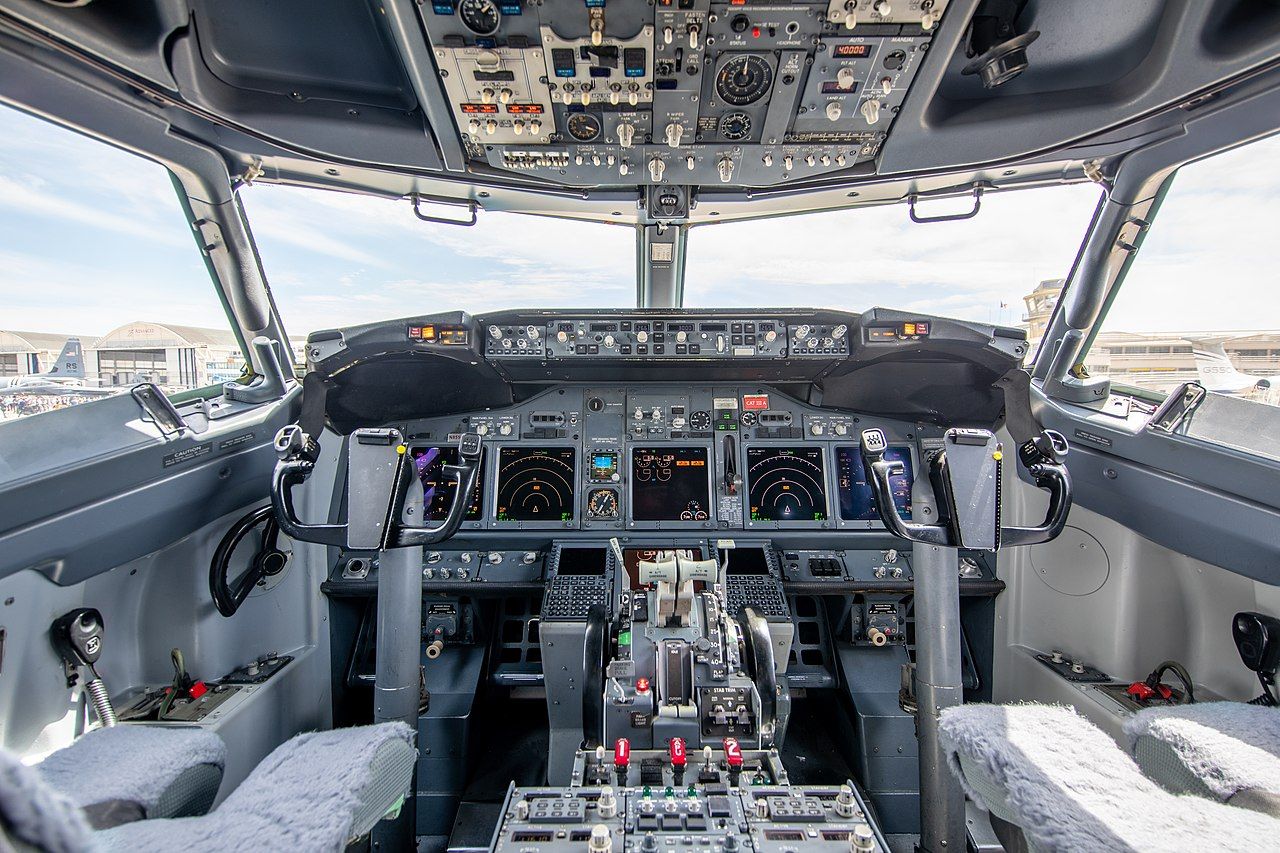 737-800 cockpit