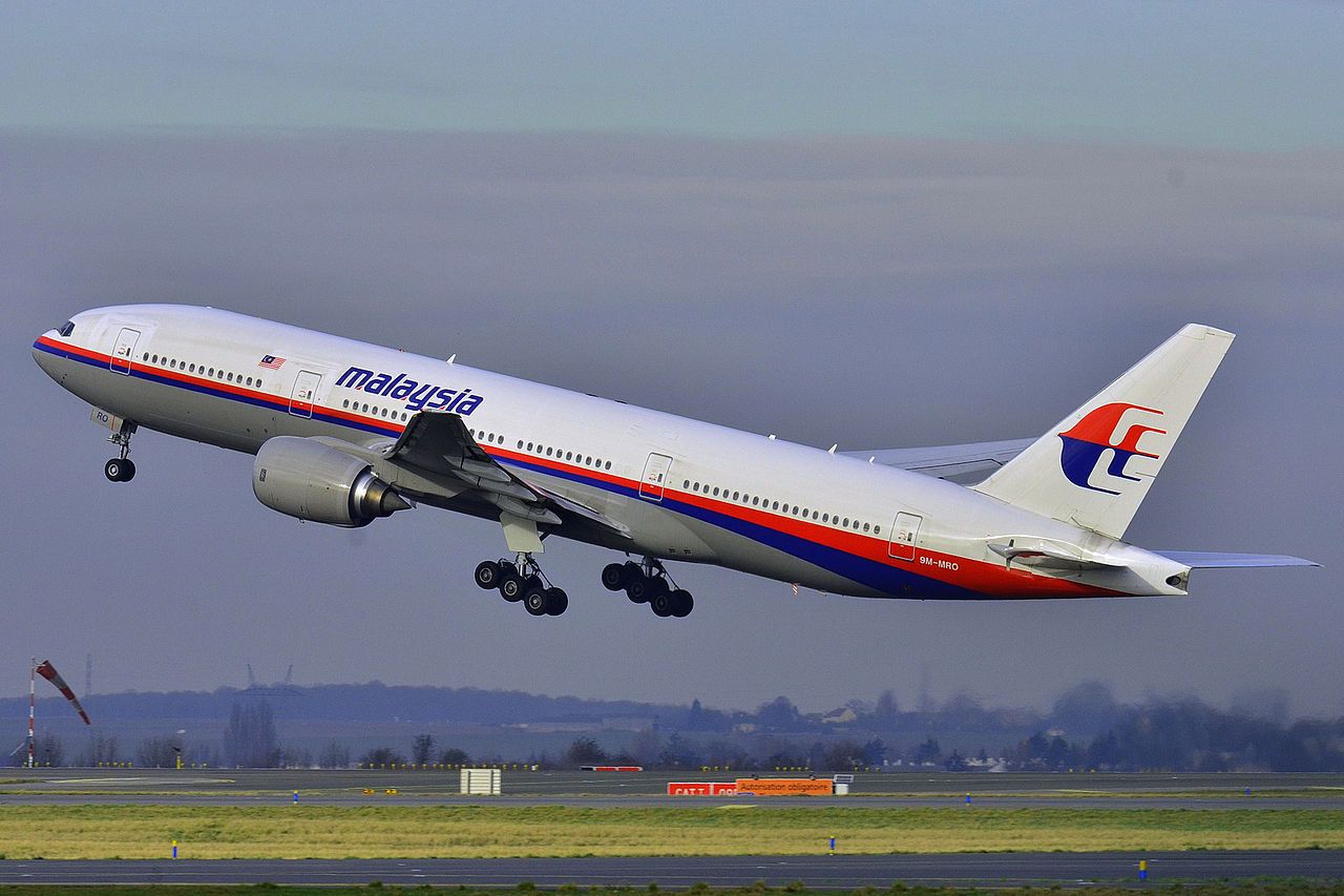 一架马来西亚航空波音 777-200ER 起飞。