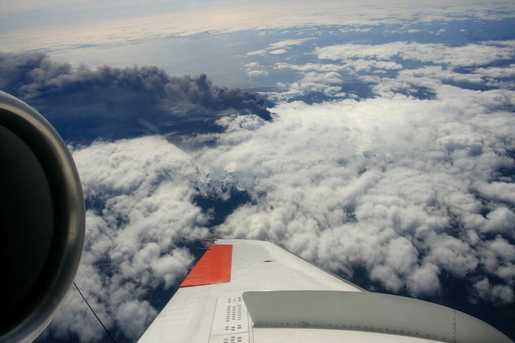 从埃亚菲亚德拉冰盖火山的火山灰羽上方看到的景色。