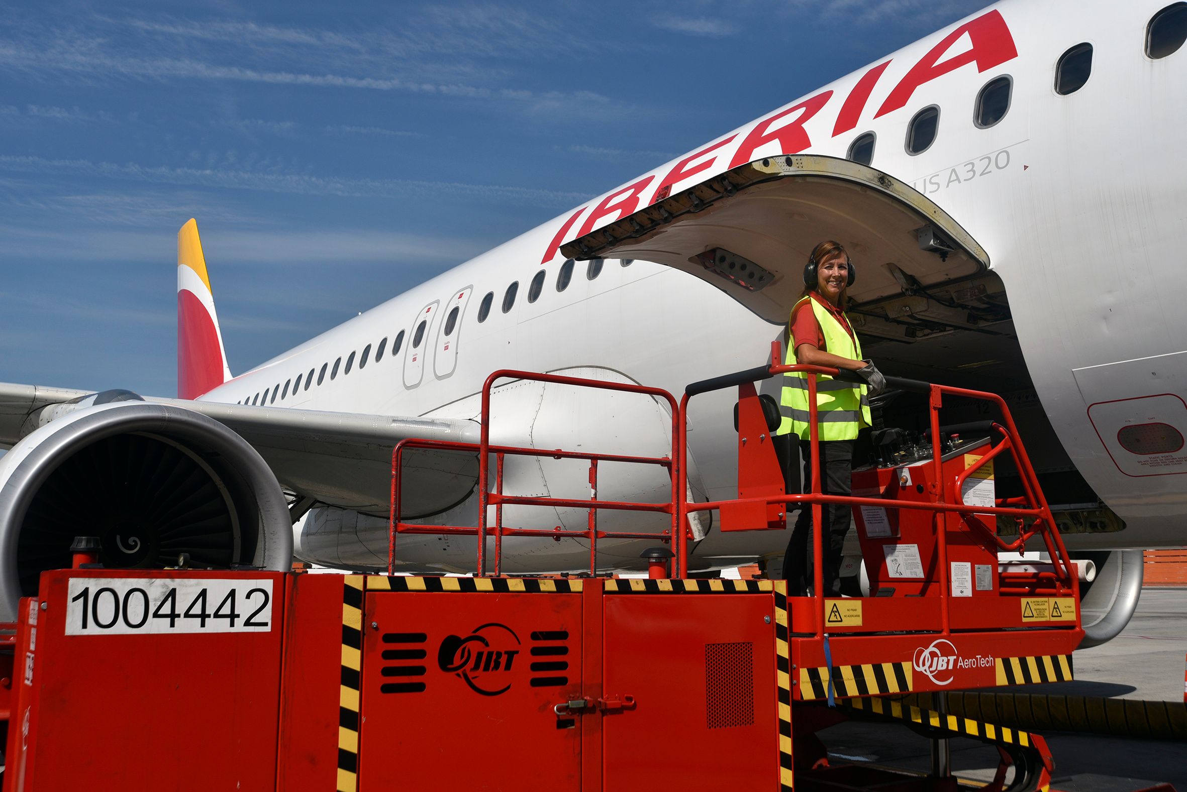 Iberia A320 Cargo Loading