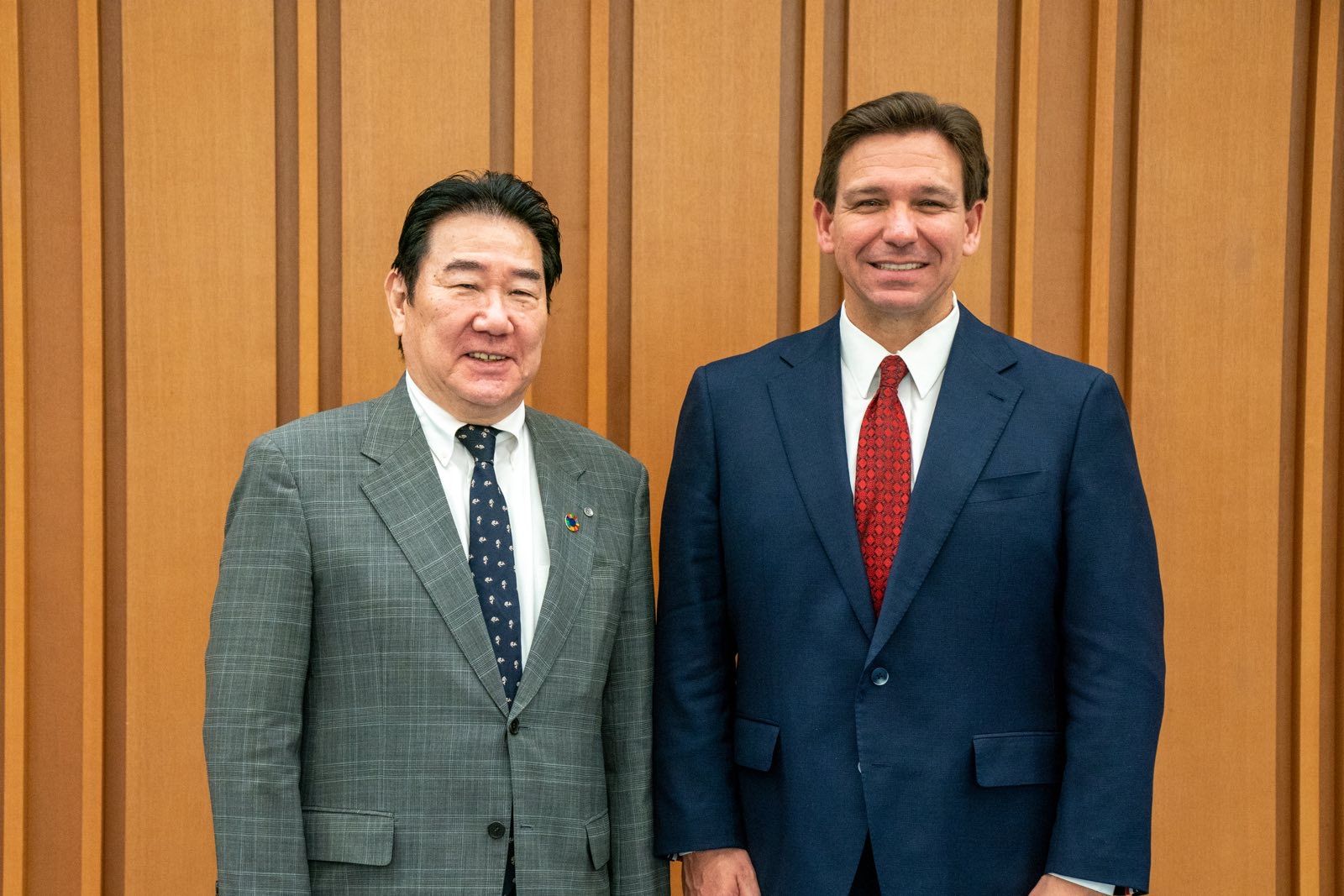 Governor of Florida Ron DeSantis and JAL Executive Director Ueki Yoshiharu