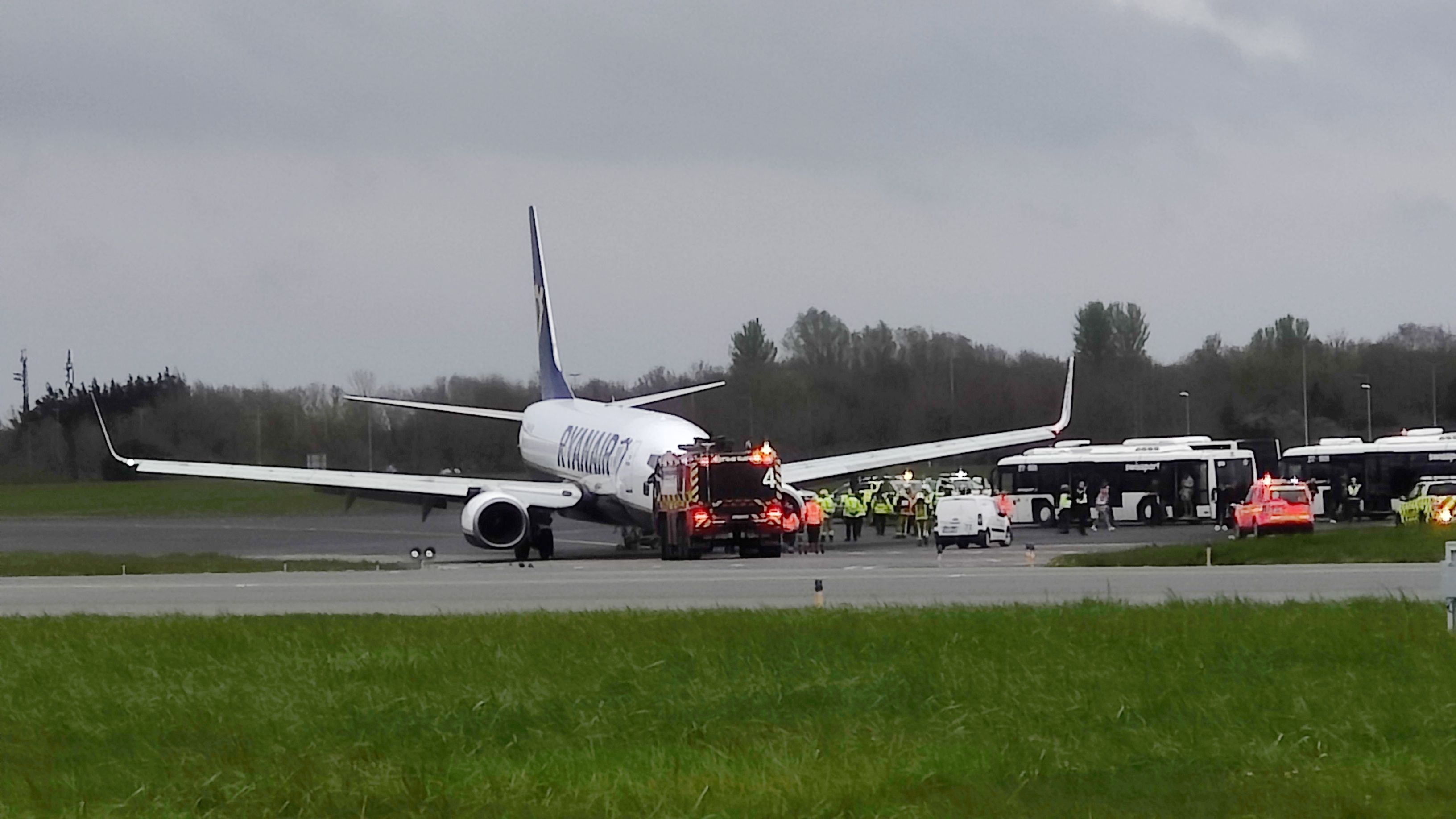 Ryanair Boeing 737 nose wheel collapse