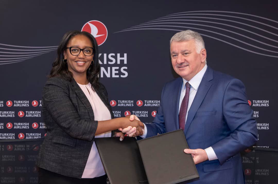 RwandAir and Turkish CEOs shaking hands