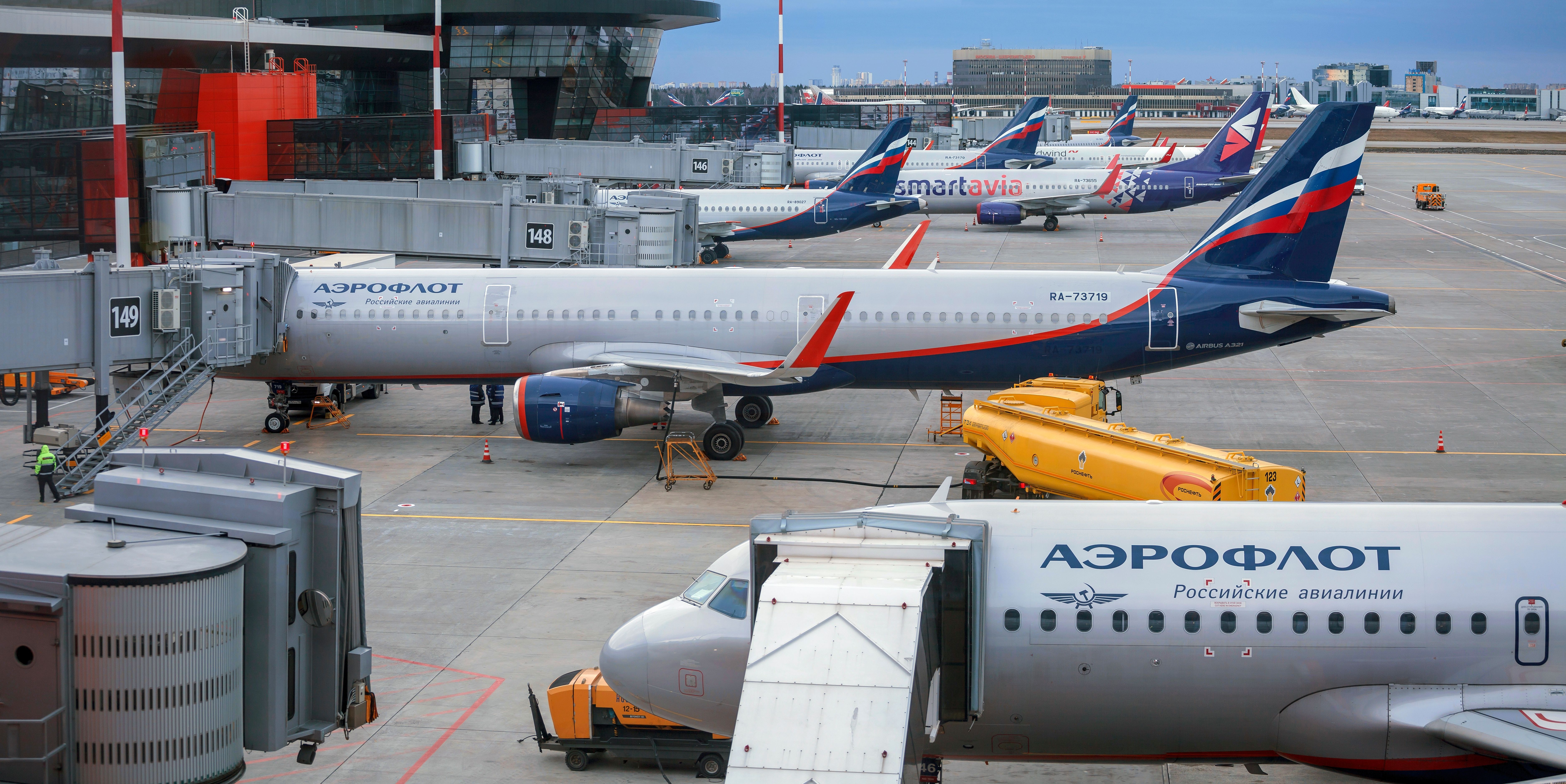 In Moskou stonden meerdere vliegtuigen van Aeroflot en andere Russische luchtvaartmaatschappijen geparkeerd 
