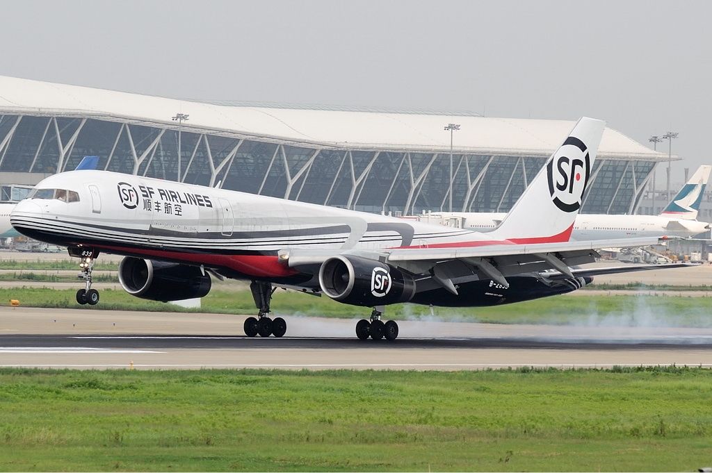 SF Airlines Boeing 757