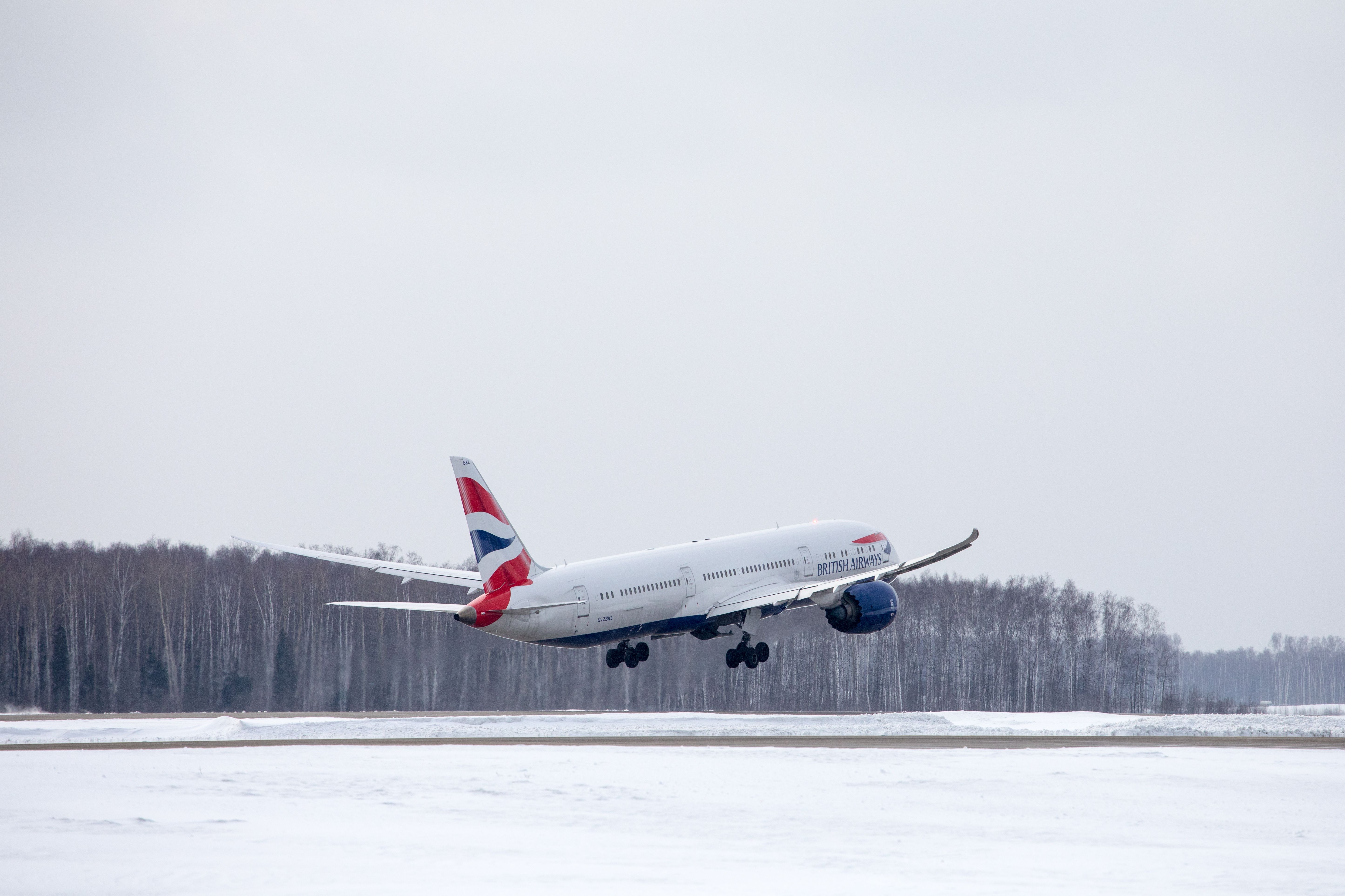 shutterstock_1069258064 - Boeing 787 Dreamliner rising from a snowy place