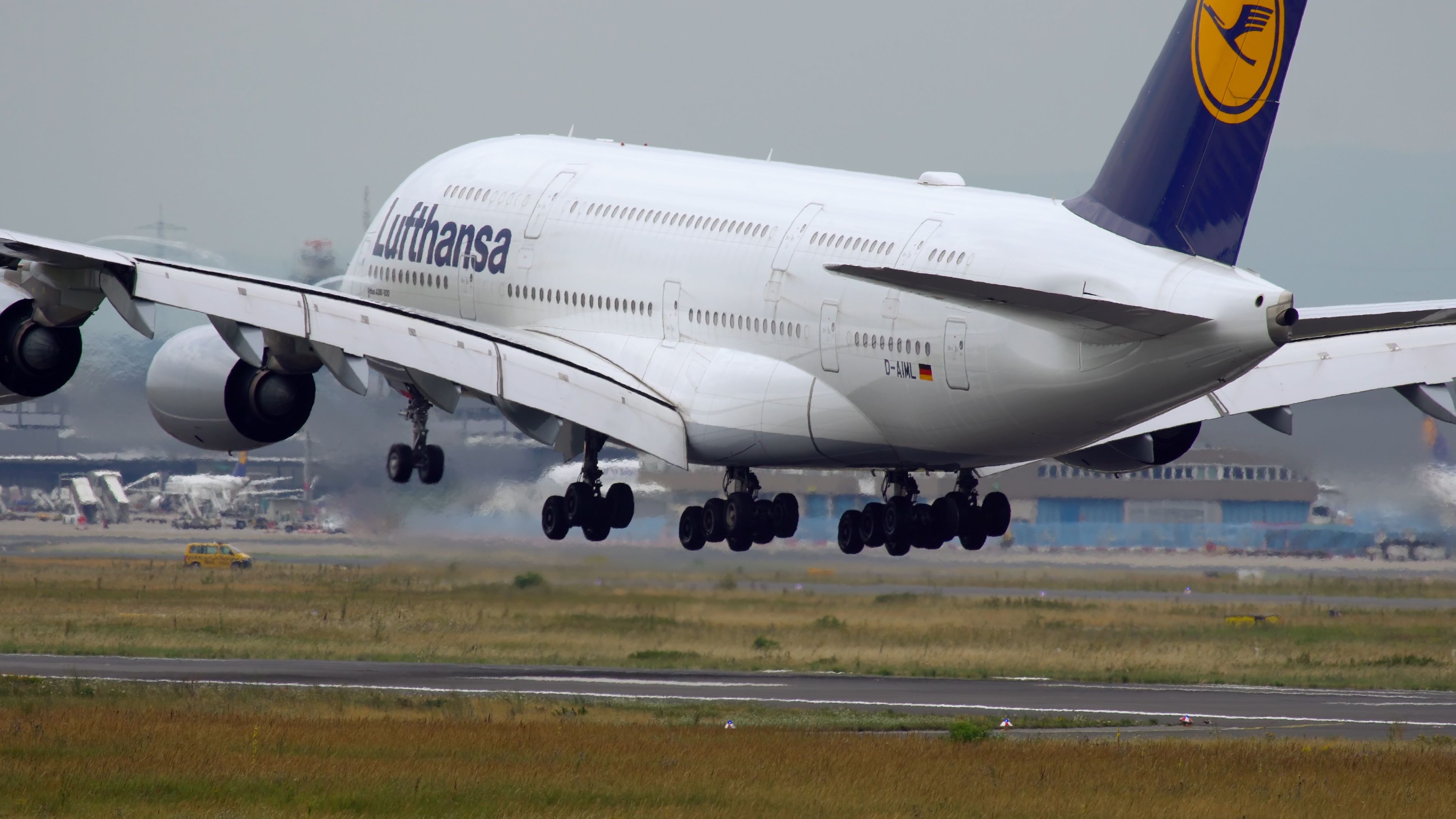 Lufthansa's 3rd Returning Airbus A380 Leaves Storage