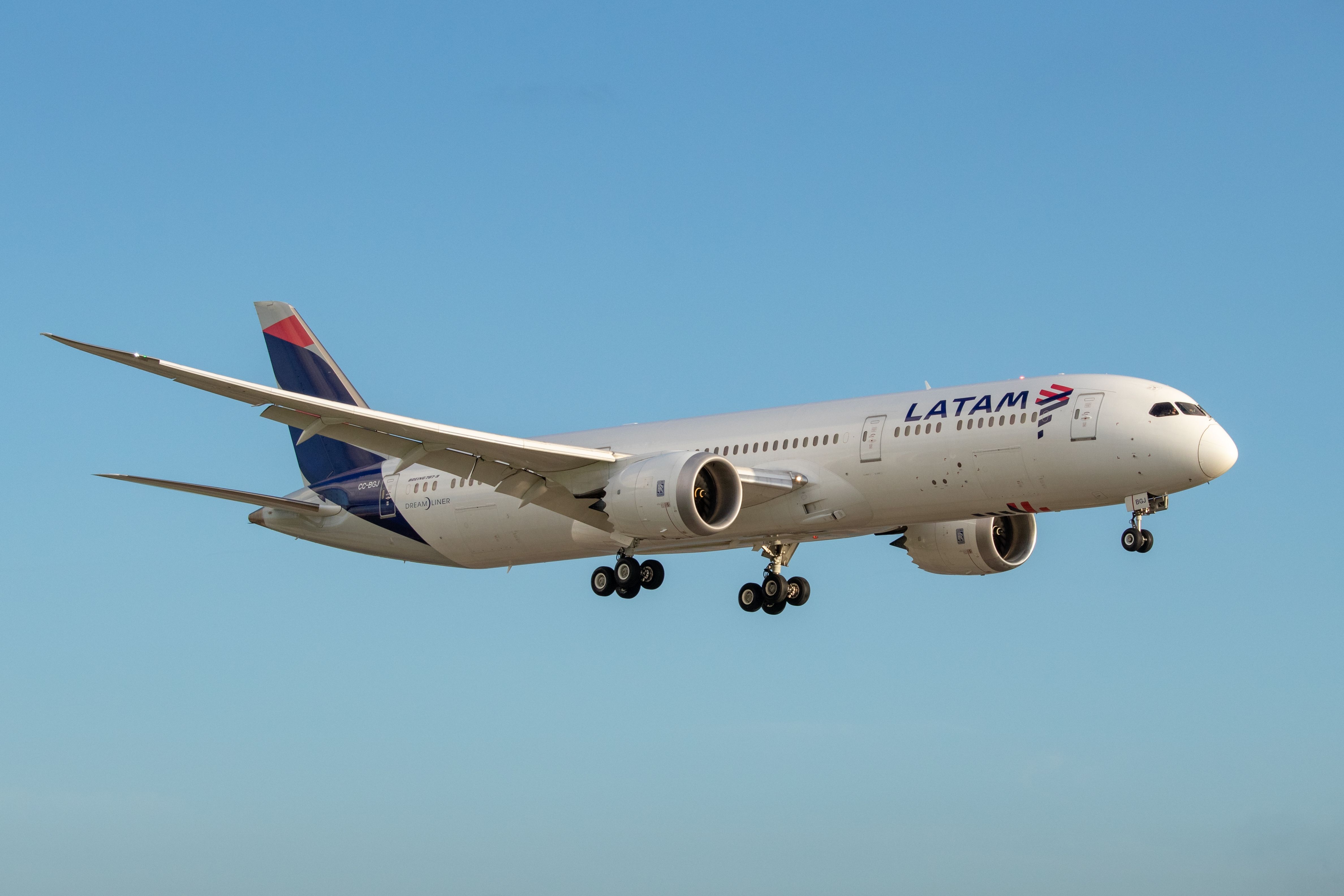 A LATAM Airlines Boeing 787 Dreamliner on final approach to land at Miami International Airport.
