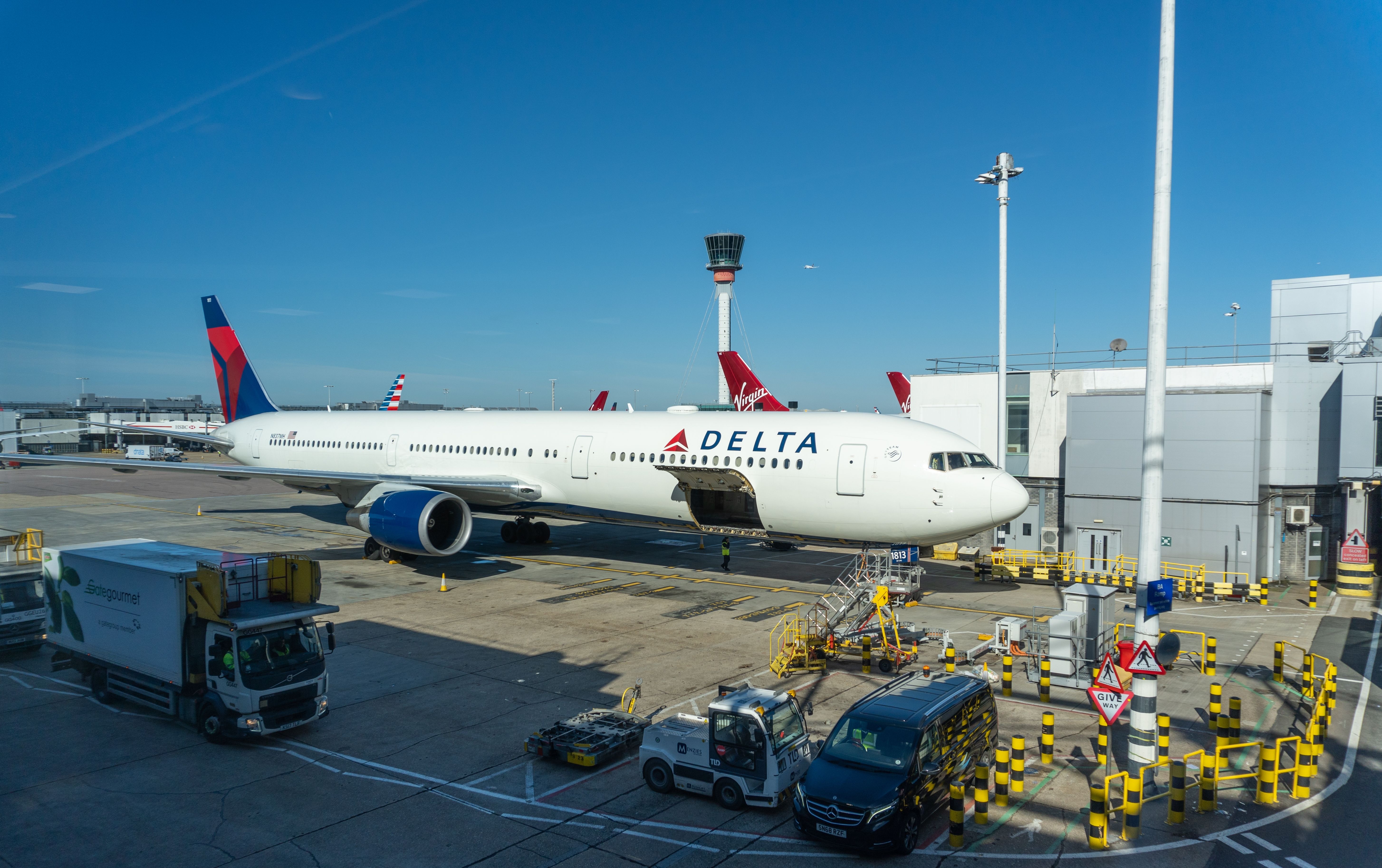 Delta Air Lines Boeing 767 & Heathrow ATC Tower