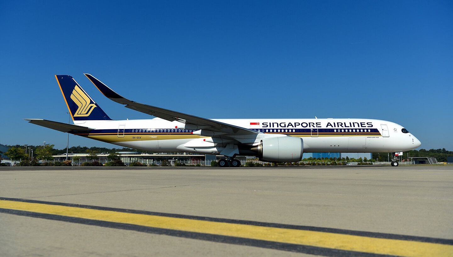 Een A350-900ULR van Singapore Airlines rijdt over de landingsbaan.