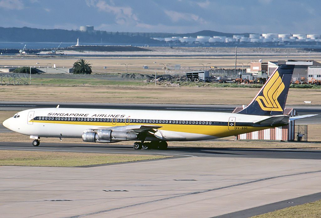 一架新加坡航空公司的波音 707-327C 在悉尼机场的滑行道上。