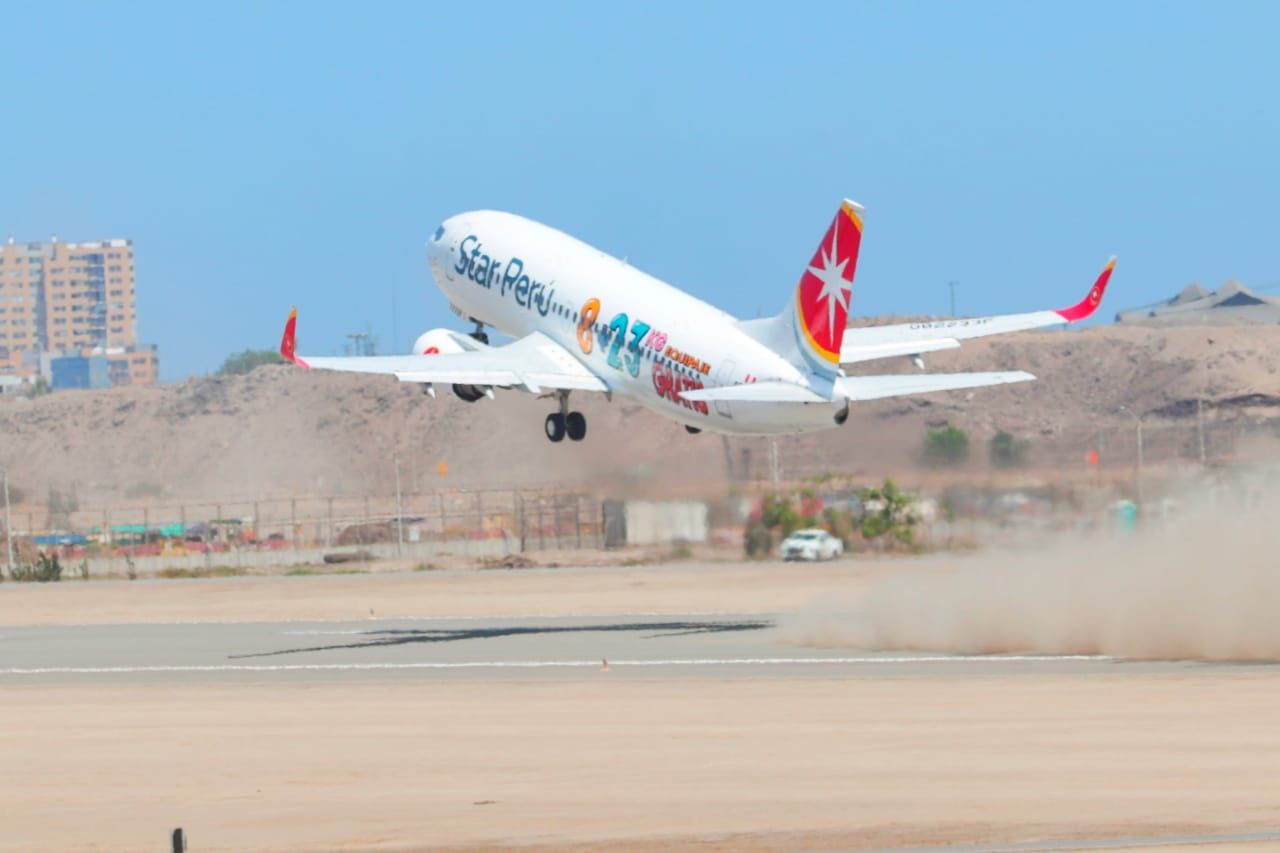 Star Peru departing from Lima's new runway Ministerio de Transportes y Comunicaciones 2