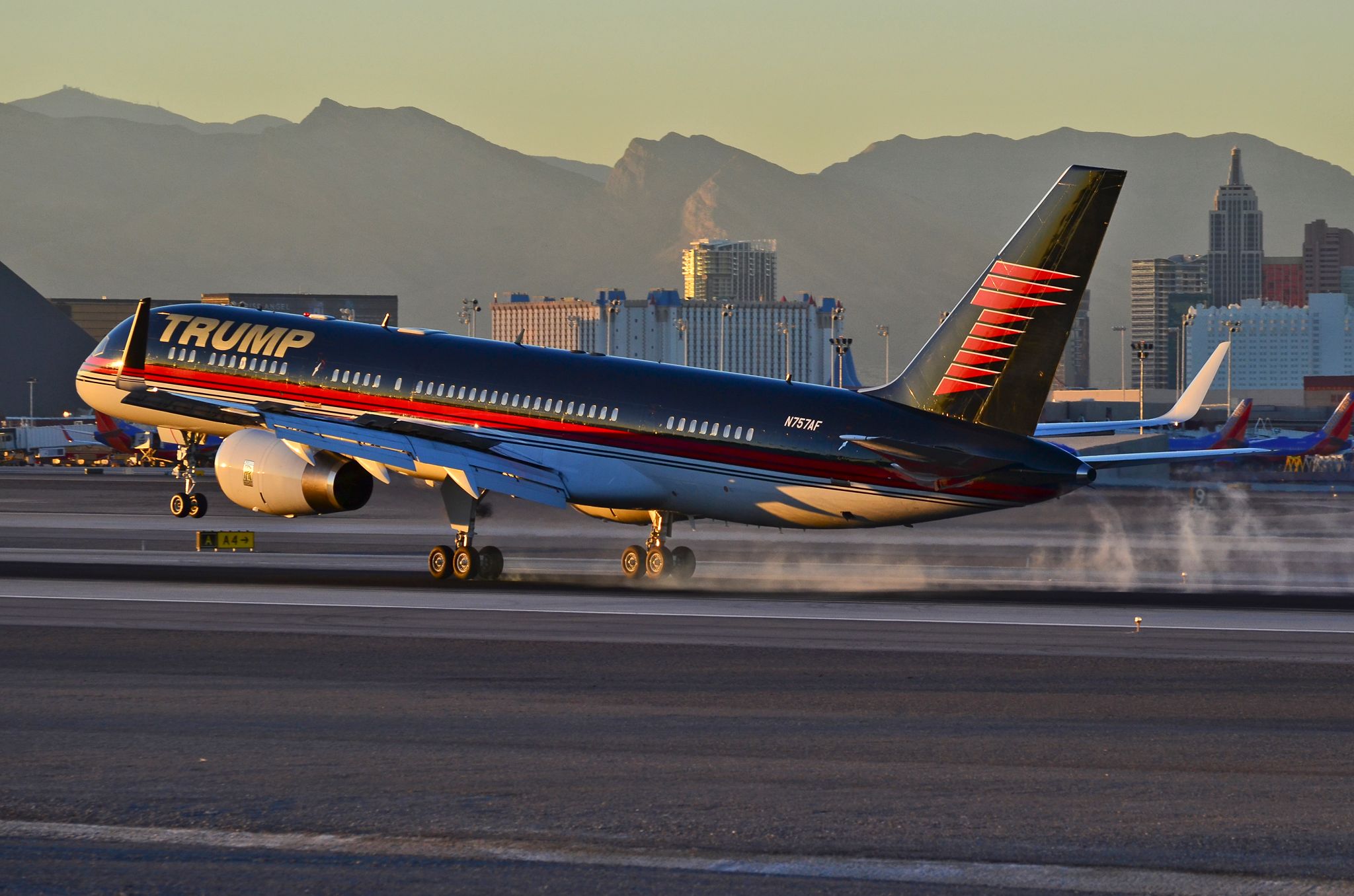 Боинг трампа. Boeing 757-200 Дональда Трампа. Boeing 757 Дональда Трампа. Боинг 757 Трамп. Боинг 757 президента США.