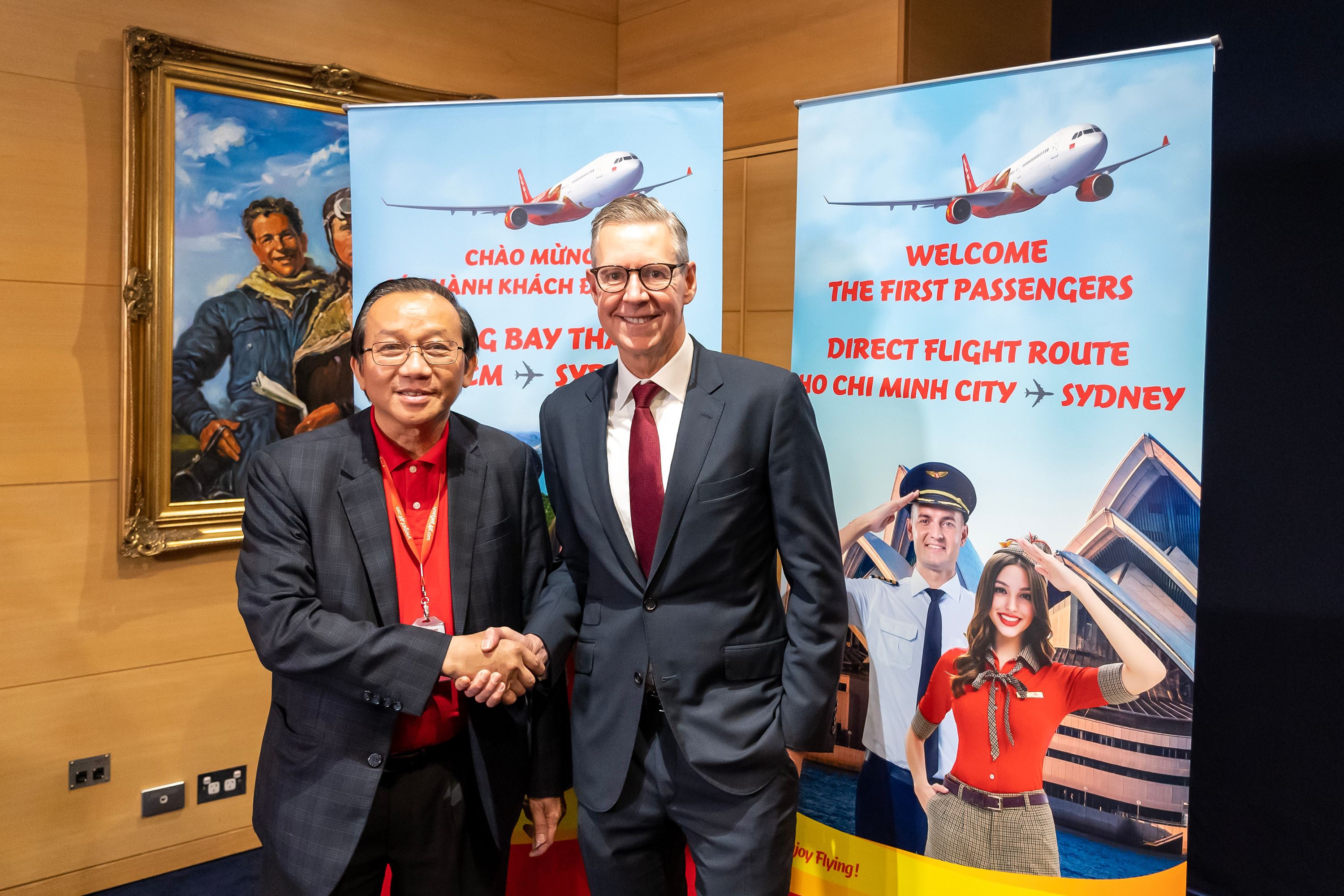 Vietjet Vice President Do Xuan Quang and Sydney Airport CEO Geoff Culbert
