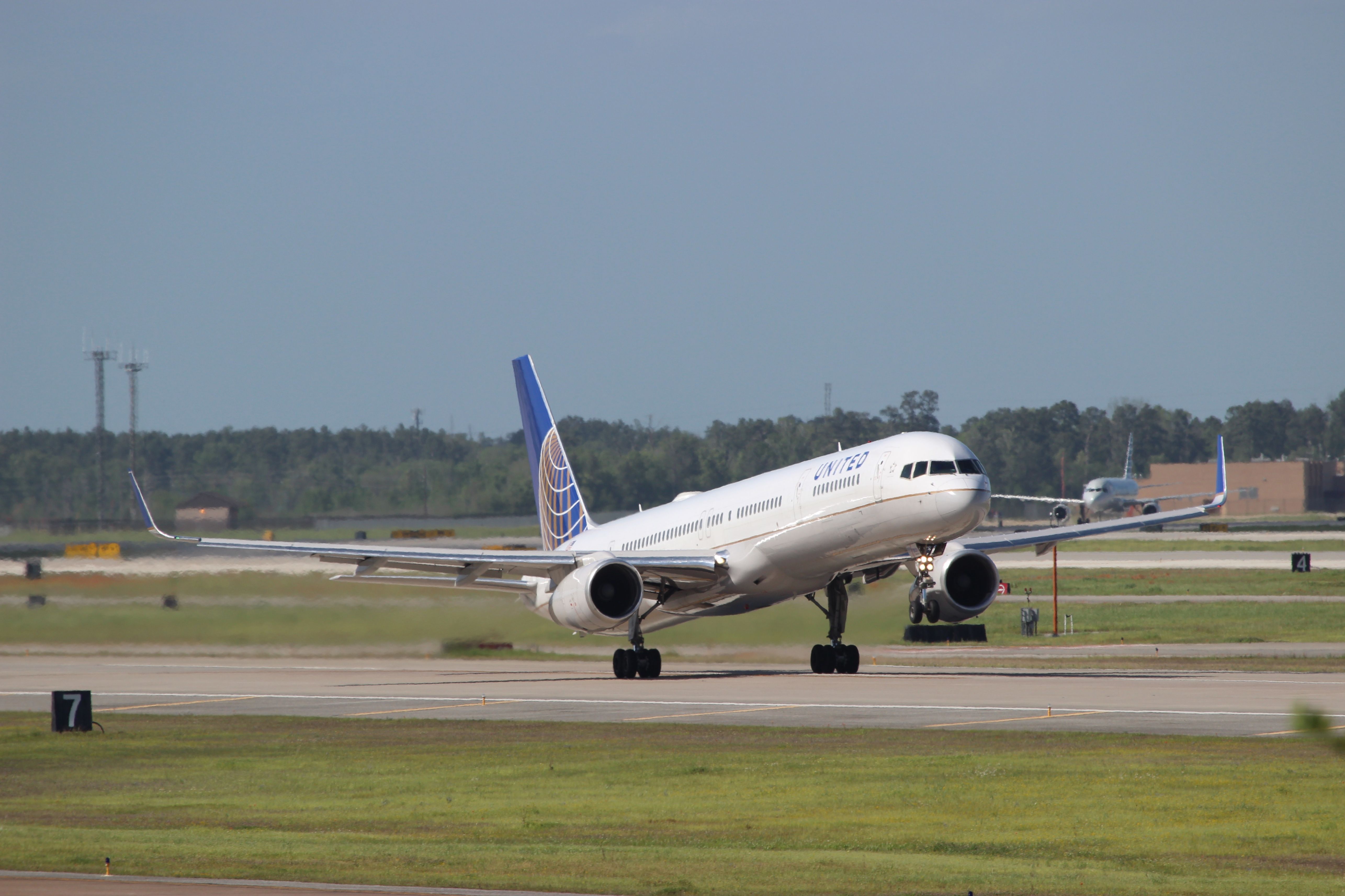 United Boeing 757-300 taking off