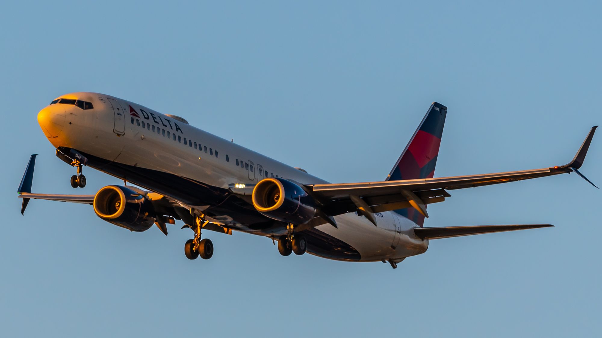A Delta Air Lines Boeing 737-932(ER) On Final Into the Vancouver Sunset.