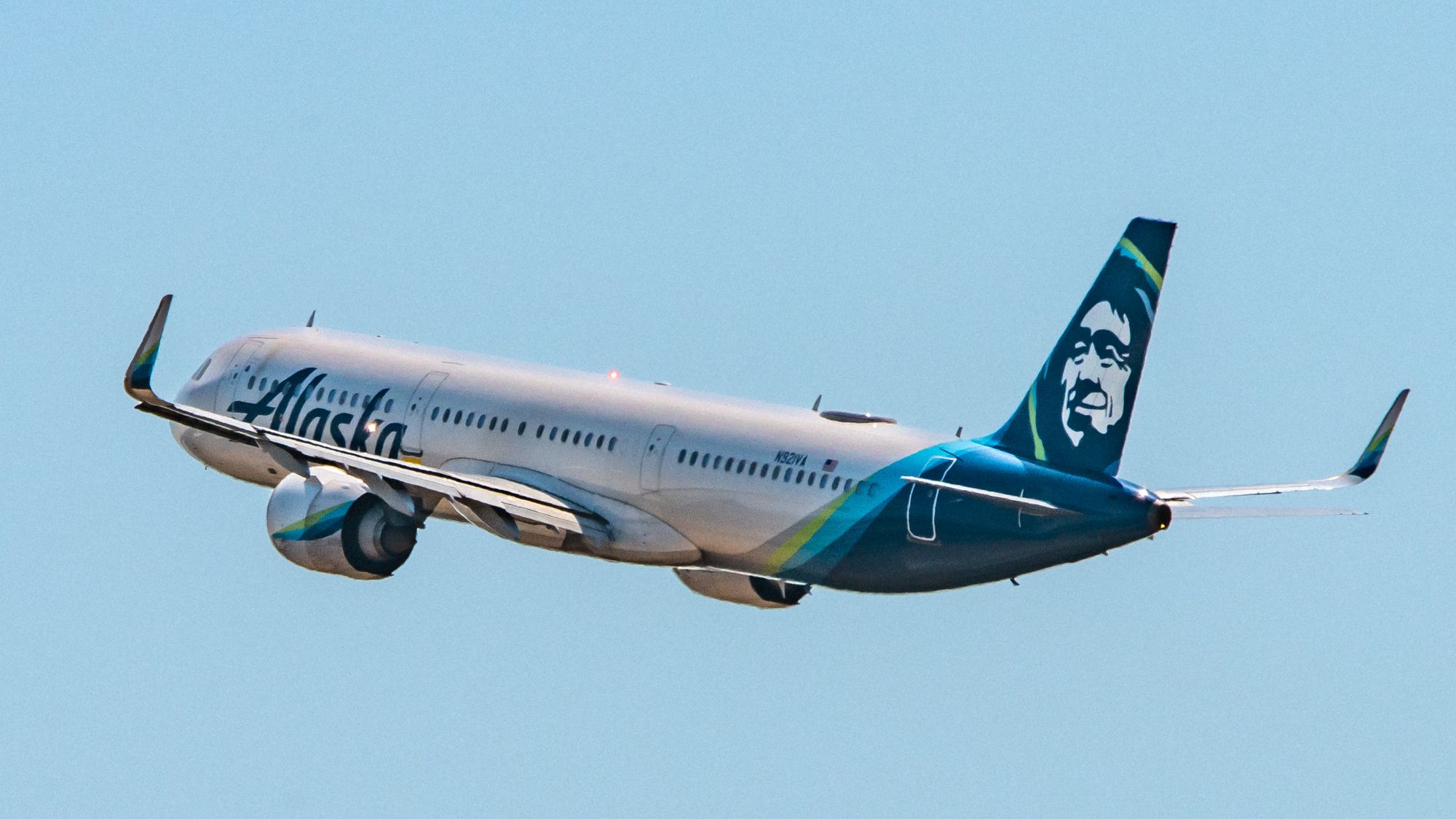 N921VA, an Airbus A321neo, Climbing Away in Alaska Airlines Livery