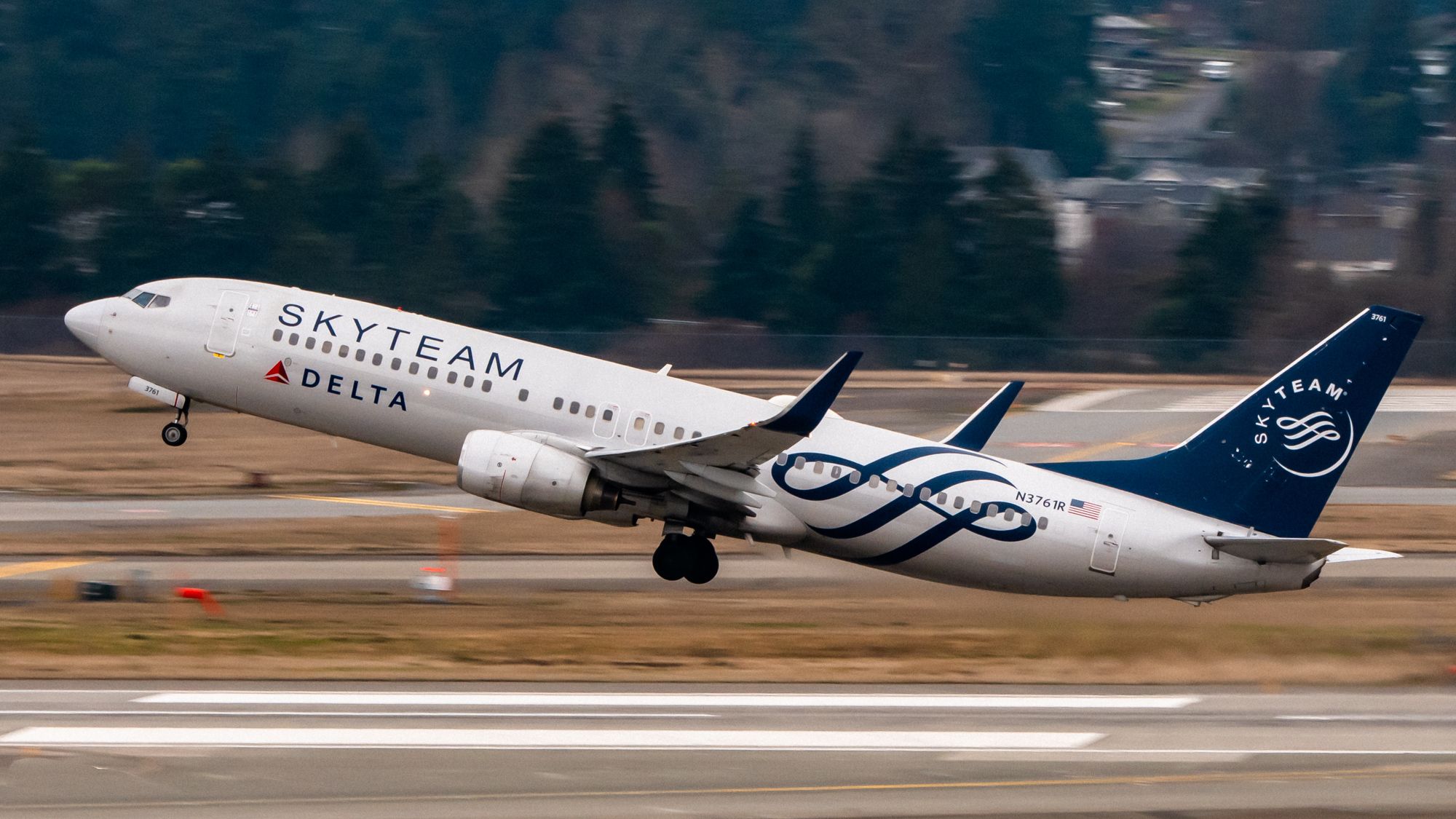 A Delta Air Lines Boeing 737-800 in SkyTeam livery taking Off from Sea-Tac.