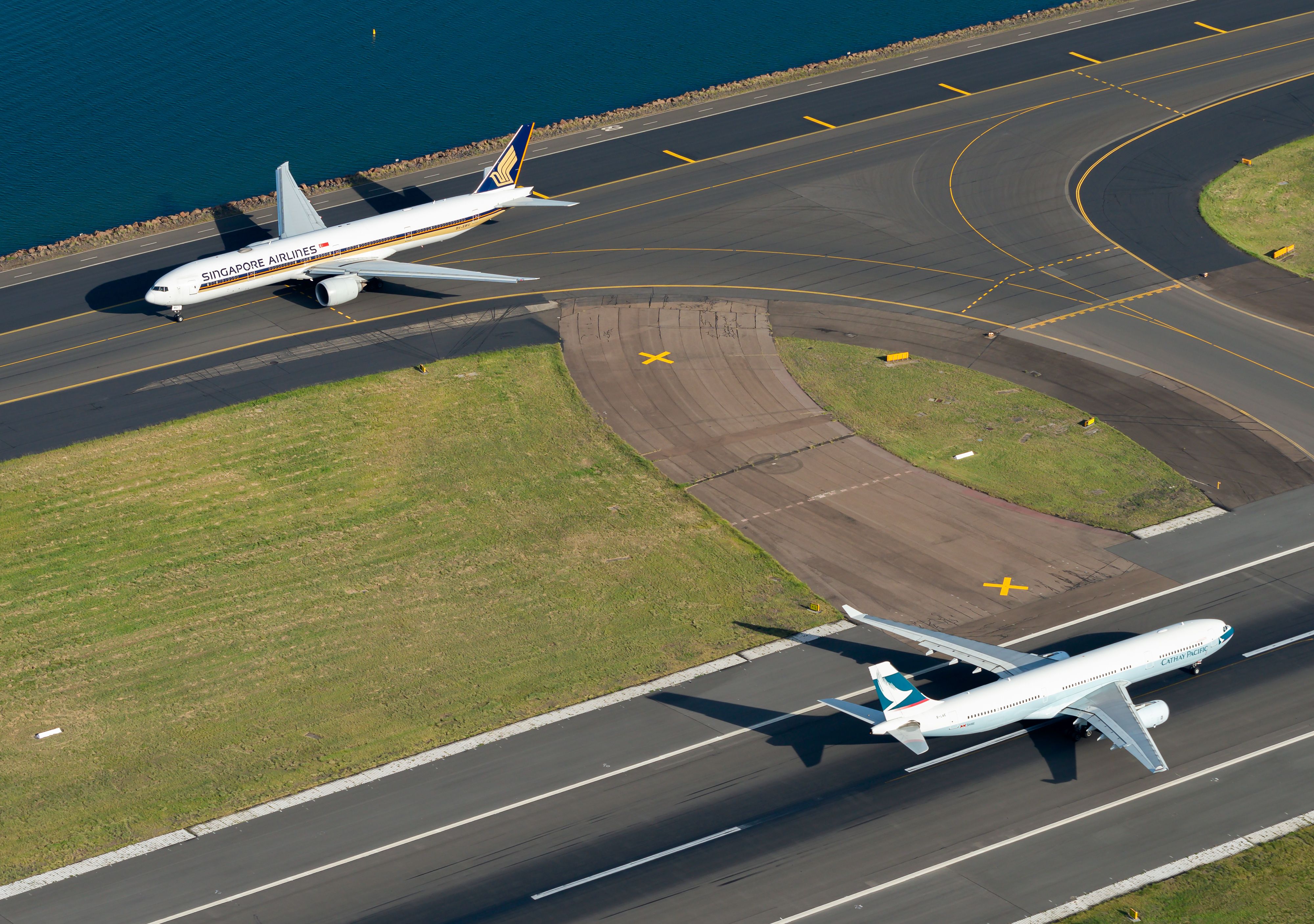 A Cathay Pacific Airbus A330 and a Singapore Airlines Boeing 777 at Sydney 