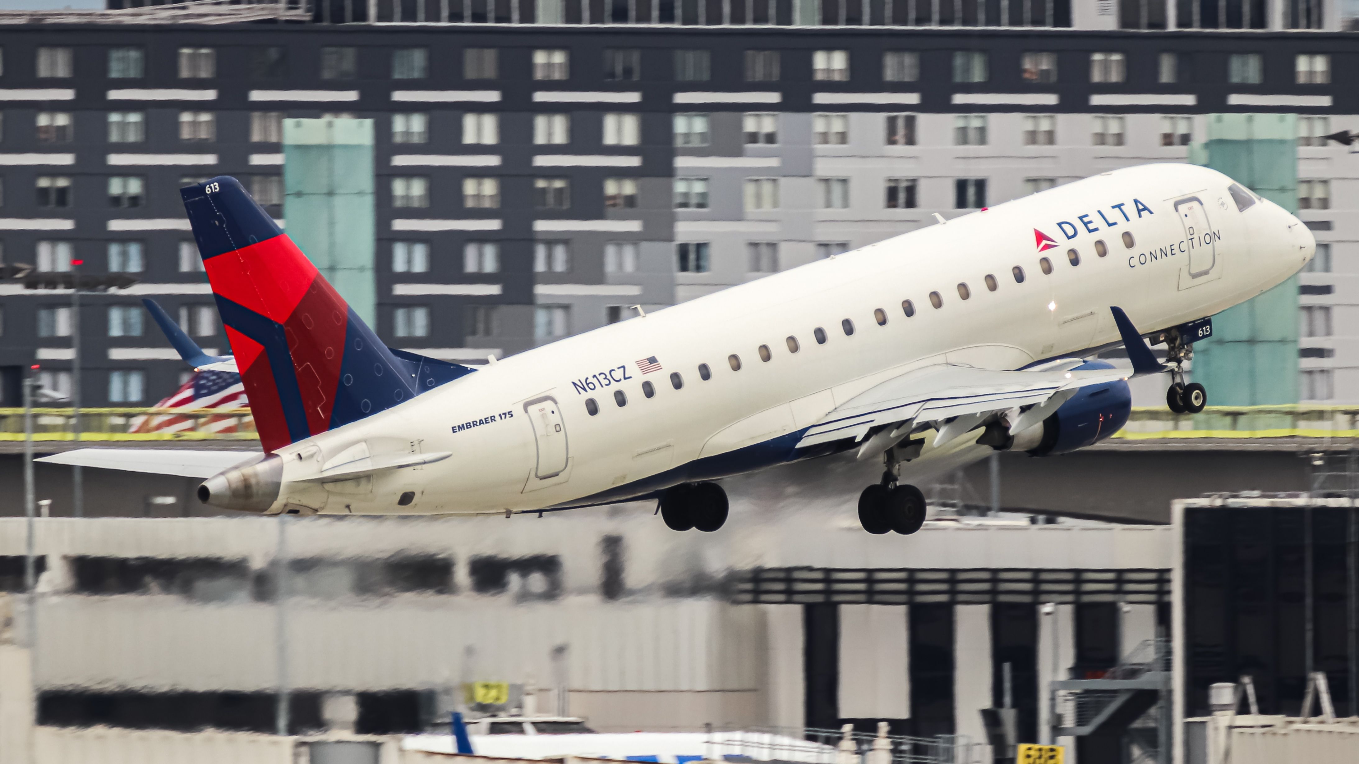 A Delta Connection ERJ-175 flying from LAX 