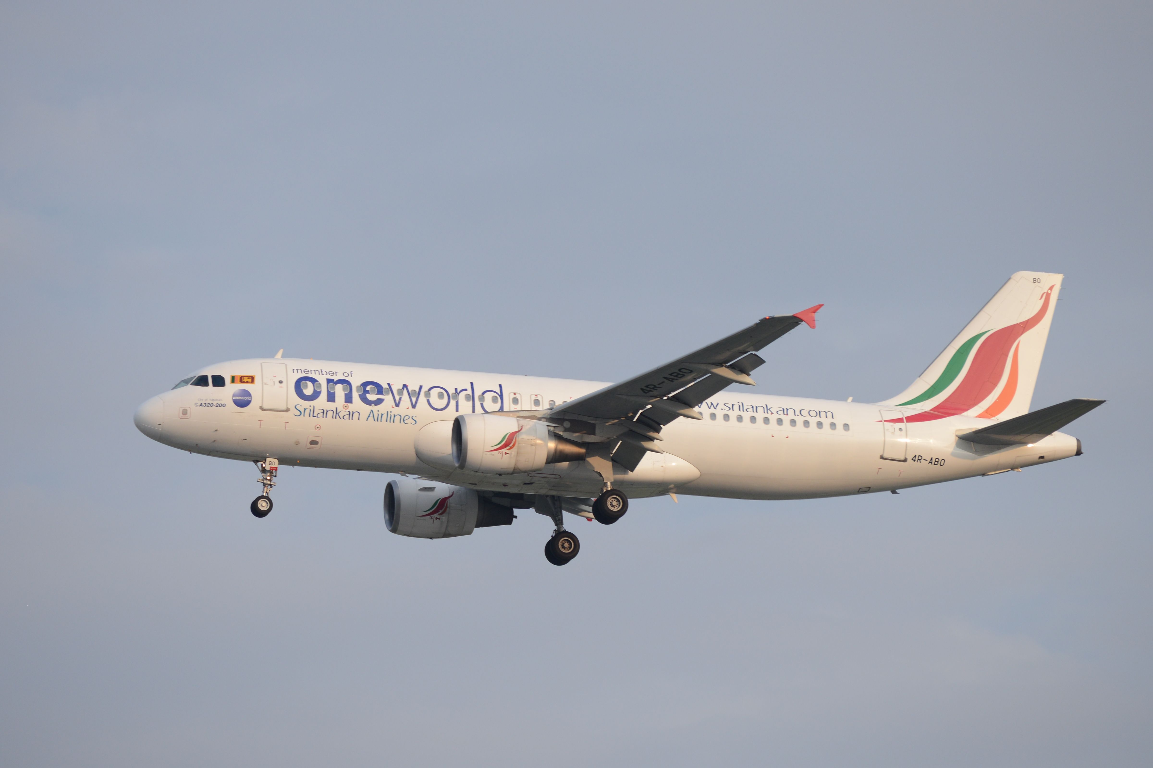 A SriLankan Airlines Airbus A320 in oneworld livery. 
