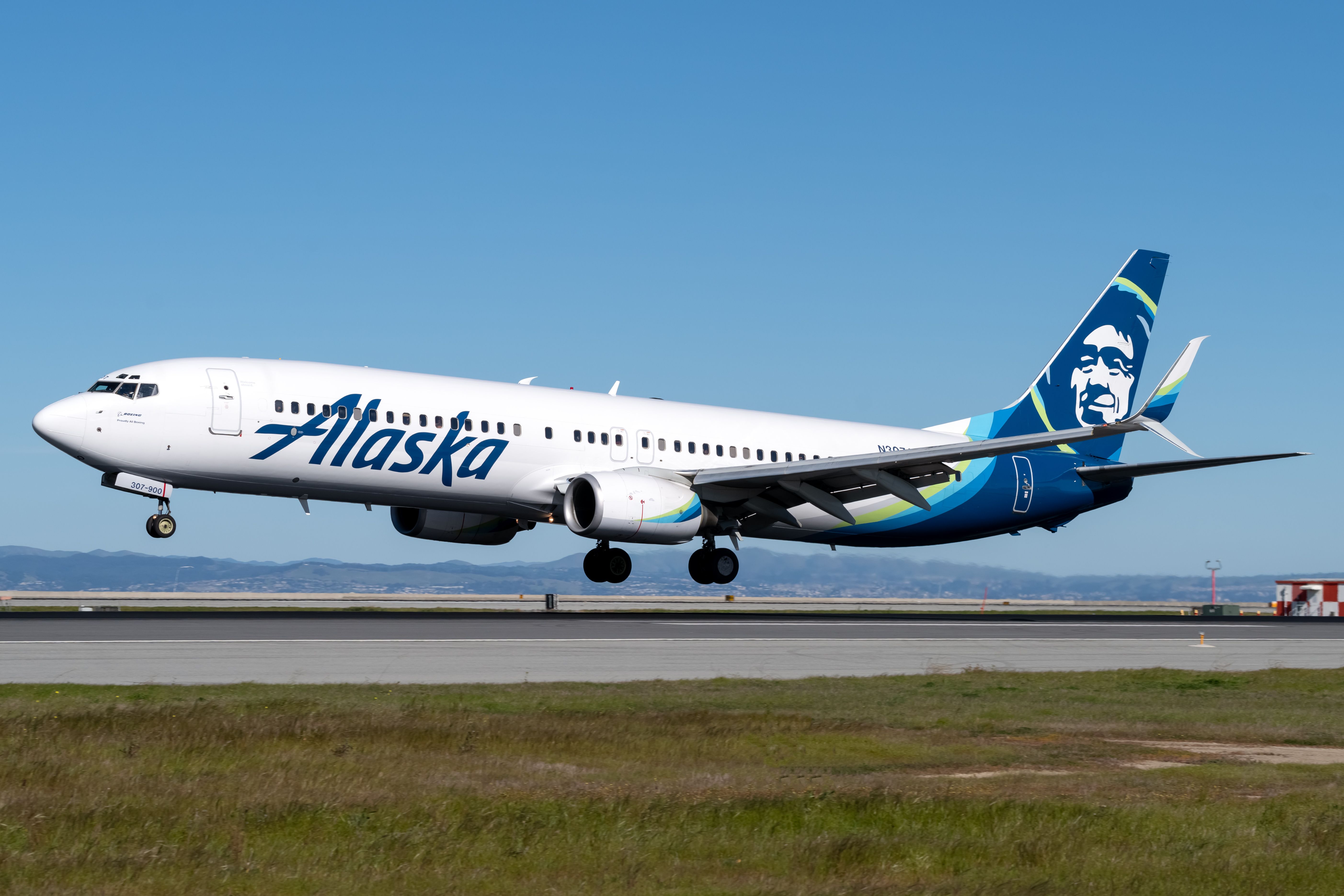 an Alaska Airlines Boeing 737-900 about to land.