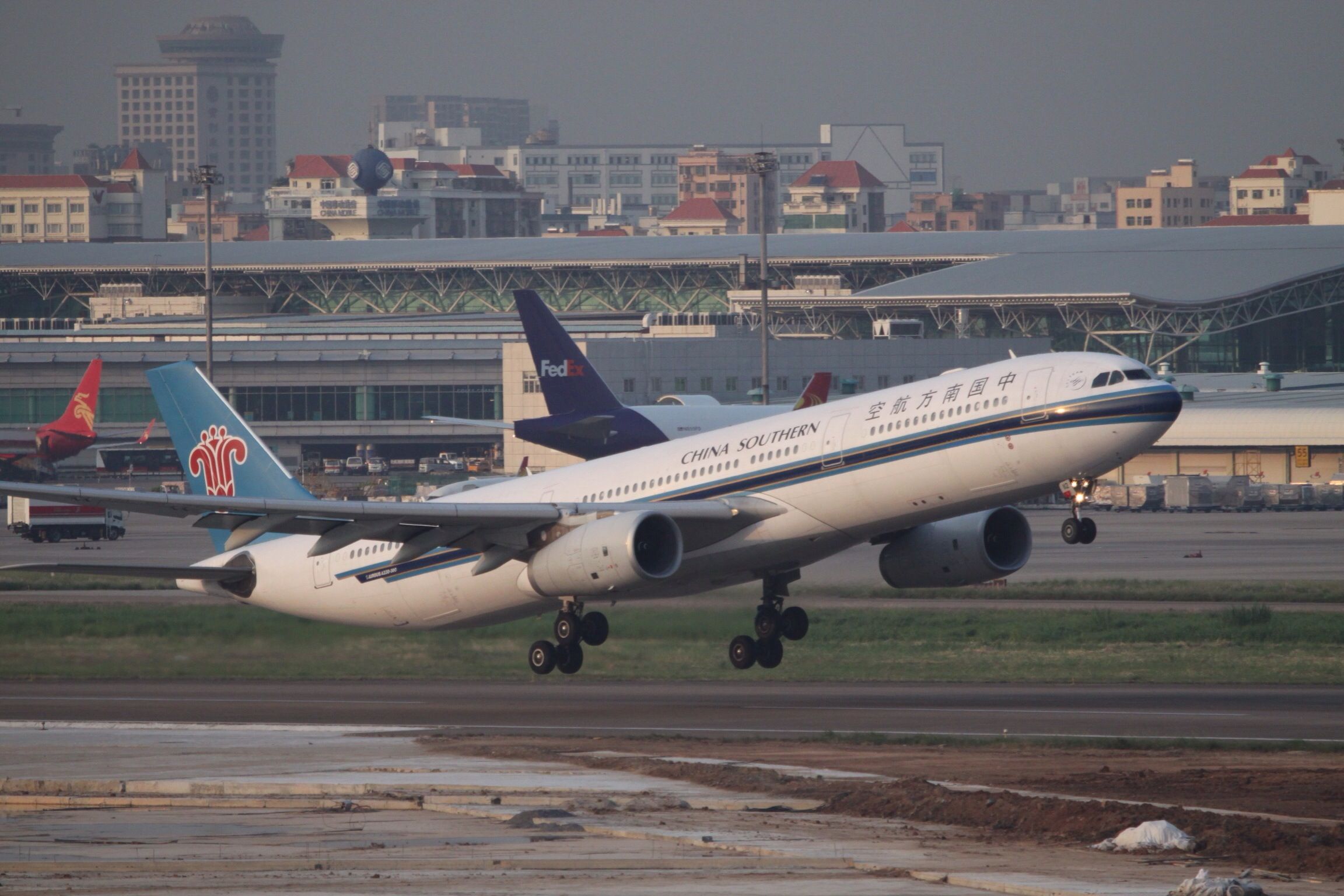 B-6112_Airbus_A330_China_Southern_(12219965456)-2