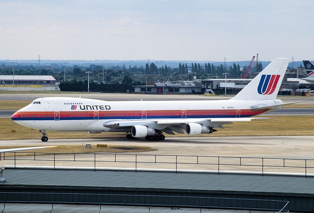 A United Airlines Boeing 747-200 on the taxiway.