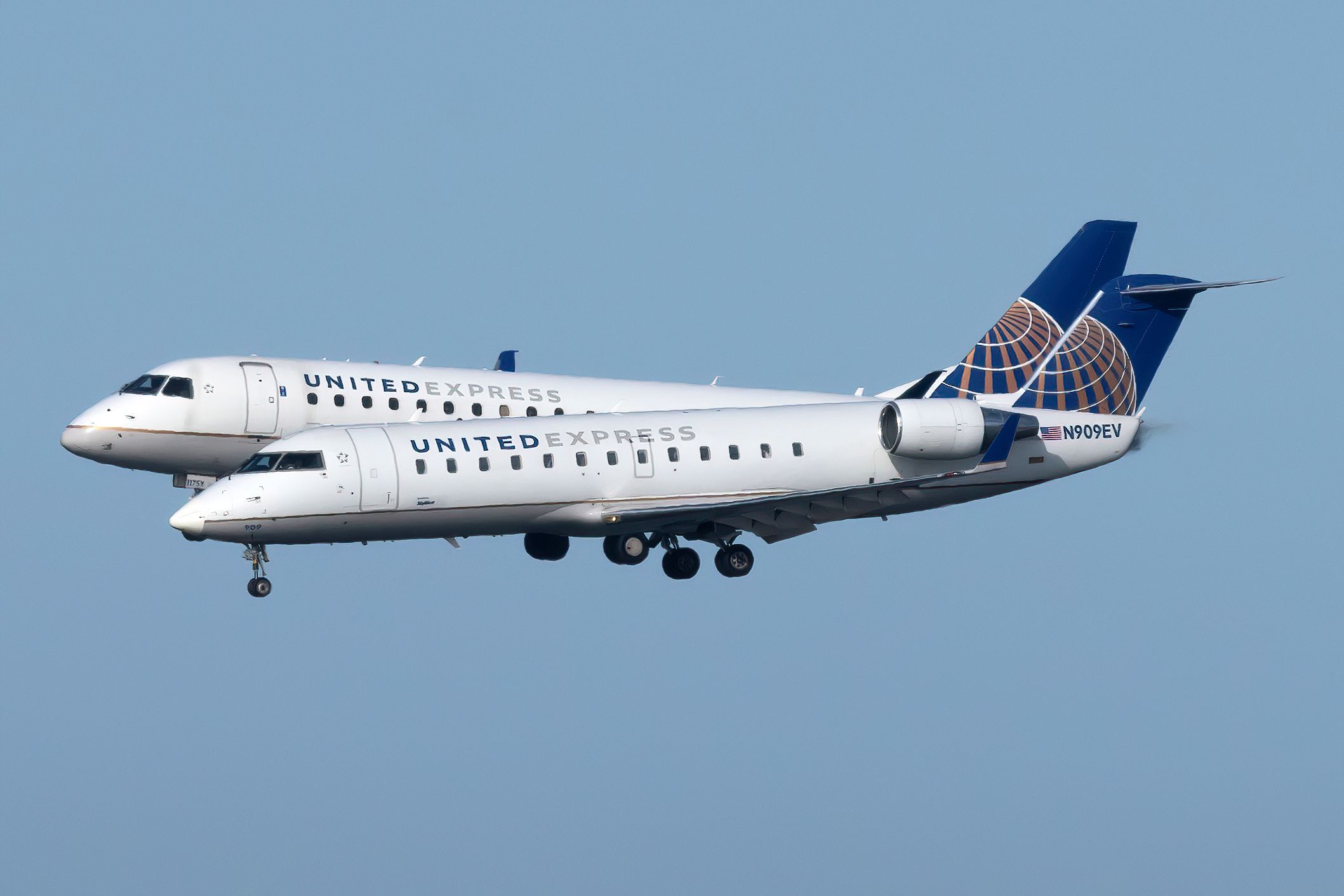 Double United Airlines Express (2)
