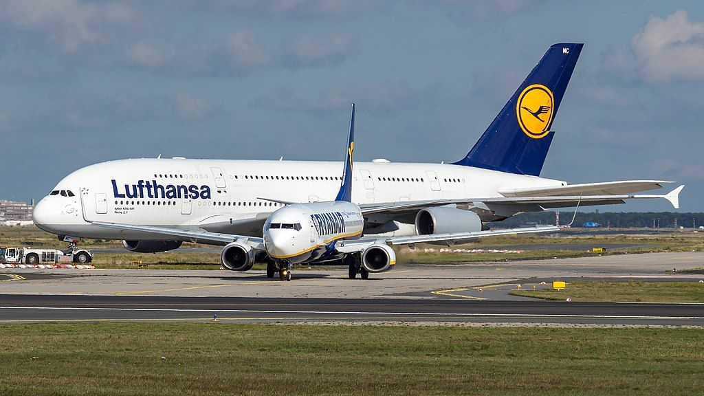 EI-DHR_Ryanair_B737_&_D-AIMC_Lufthansa_A380_FRA_(37732762086)