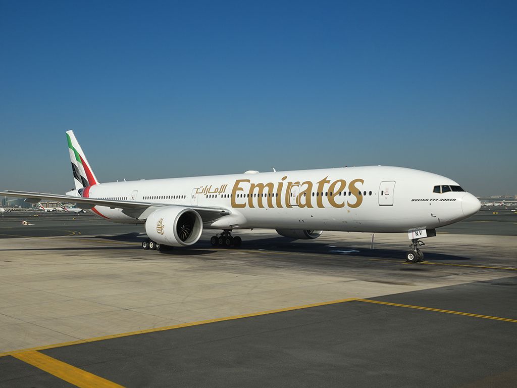 El primer Boeing 777 repintado de Emirates surca los cielos con su ...