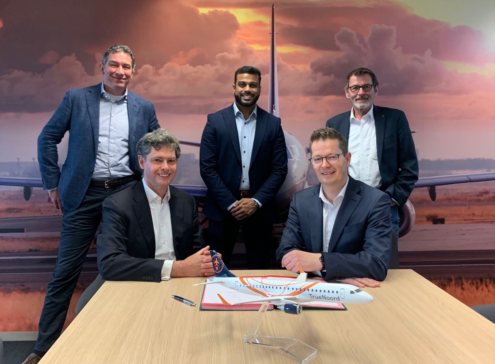 Standing : Richard Jacobs , Chief Commercial Officer, TrueNoord, Ahmed Akhtar Ali , Sales Manager – Europe, TrueNoord, und Bruno Jans , Project Leader. - Sitting : Anne - Bart Tieleman , Chief Executive Officer, TrueNoord, und Tobias Pogorevc , Chief Executive Officer of Helvetic Airways