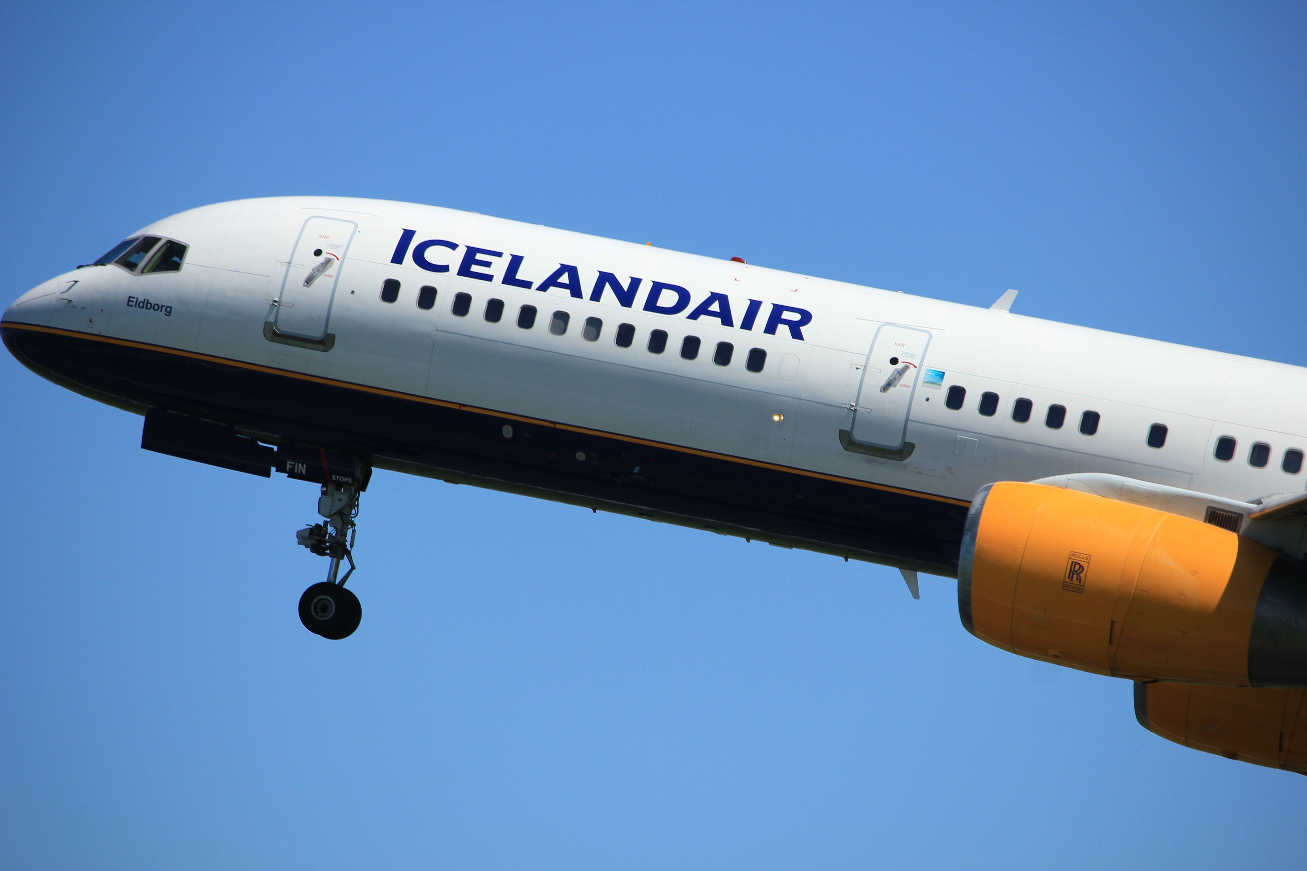 Icelandair 757 take off