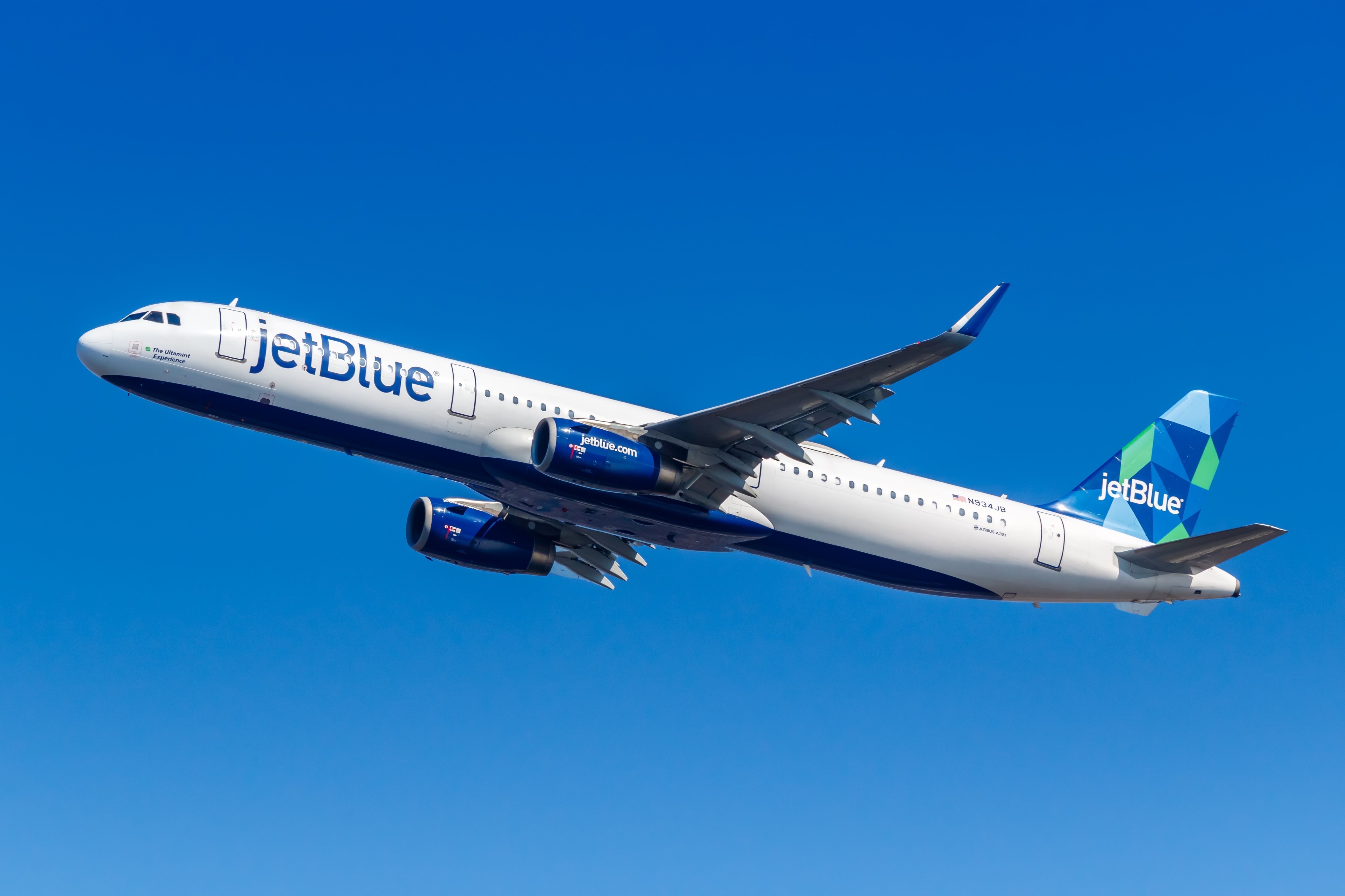 A JetBlue A321ceo in flight.
