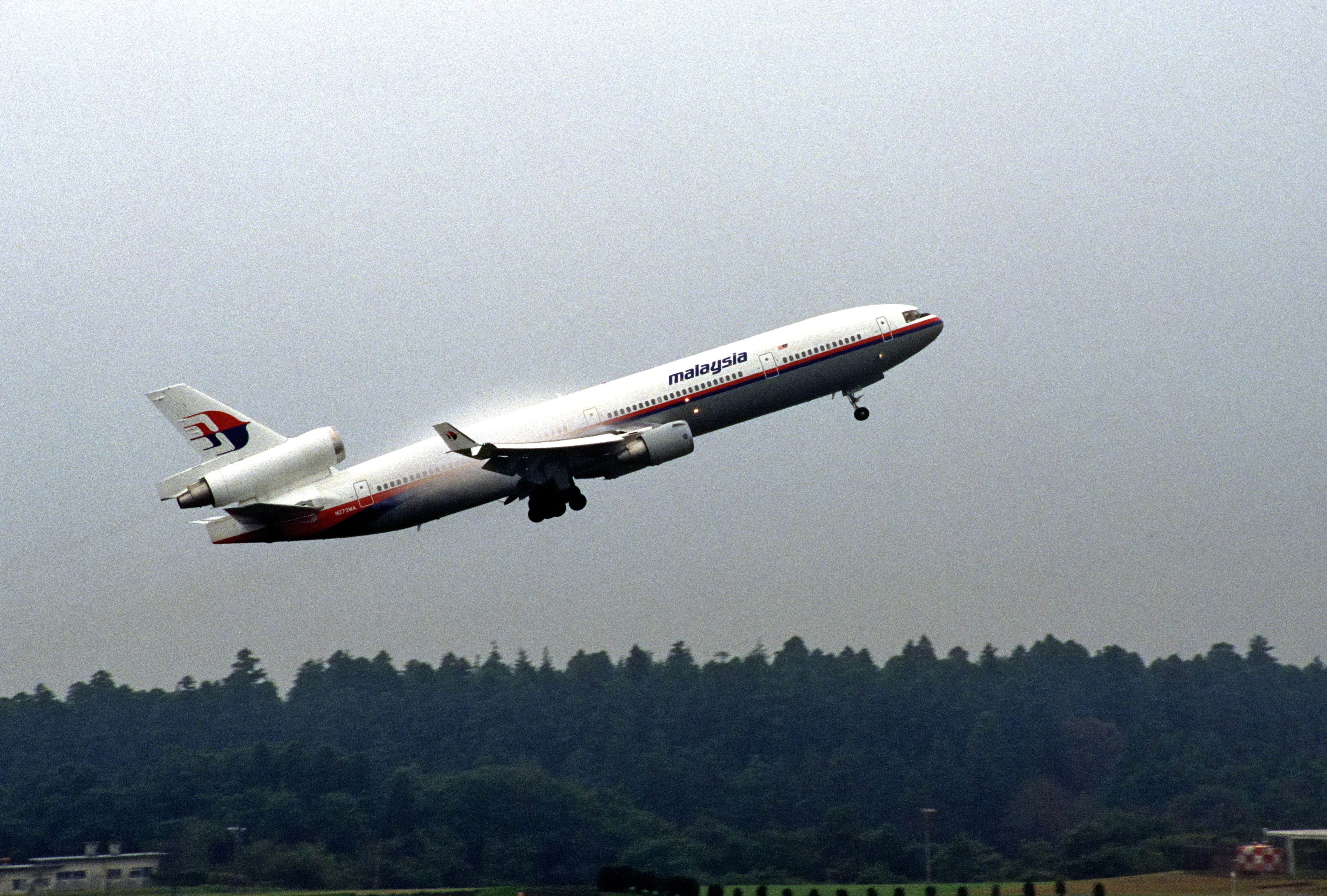 刚刚起飞的马来西亚航空公司 MD-11。