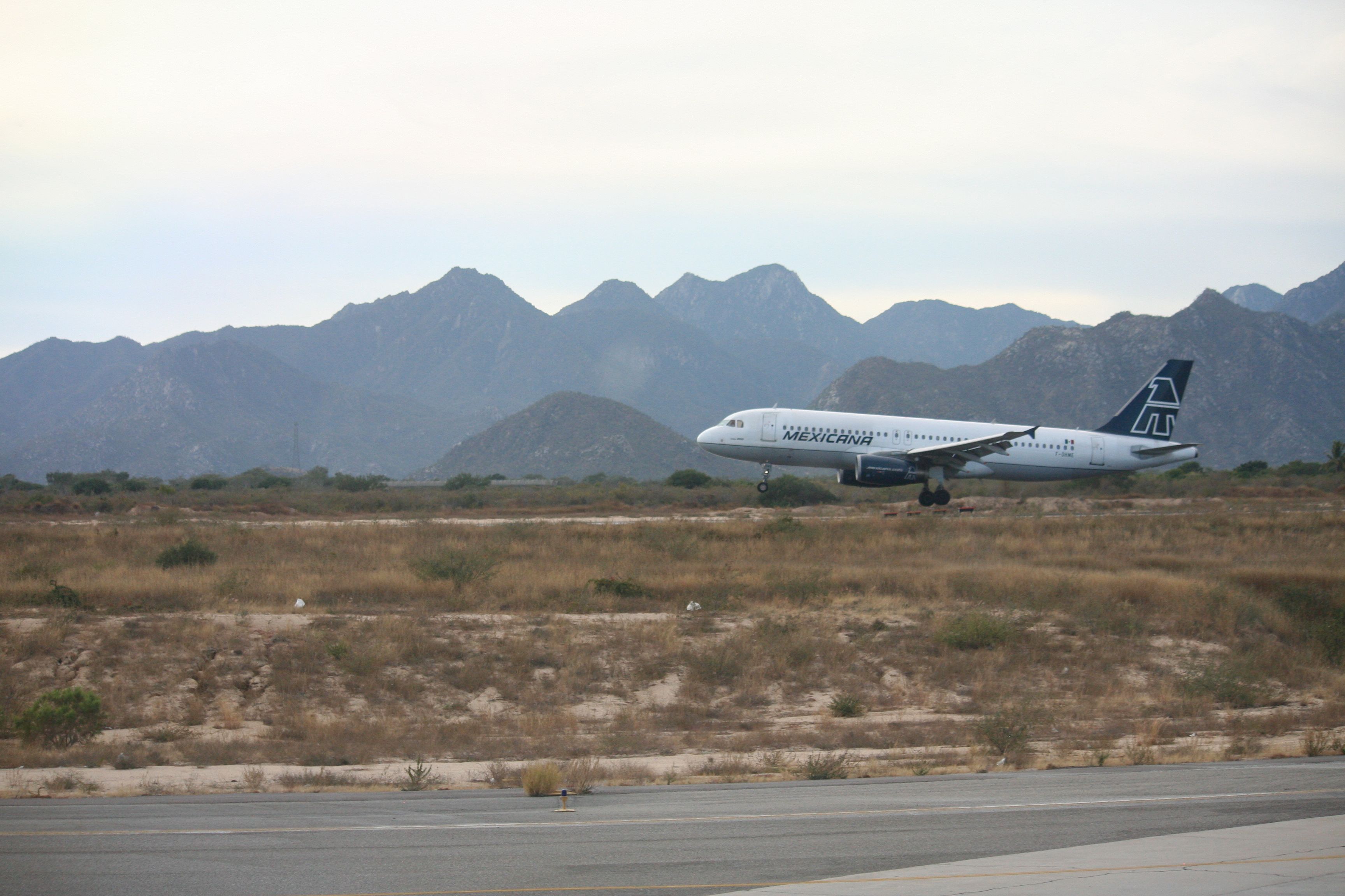 A Mexicana de Aviación Airbus A320 landing in San José del Cabo. 