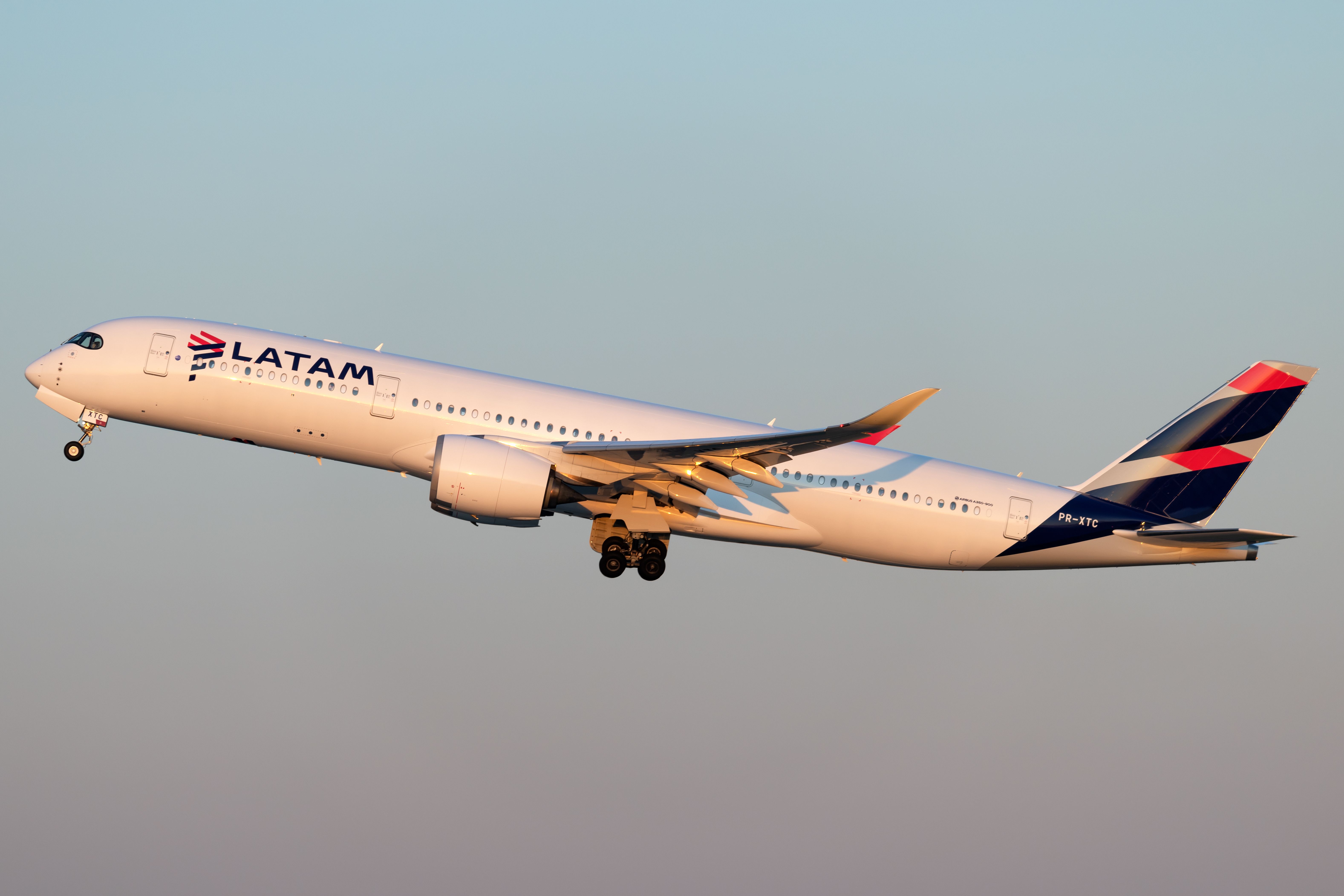 PR-XTC LATAM Airlines Airbus A350-941 (2)