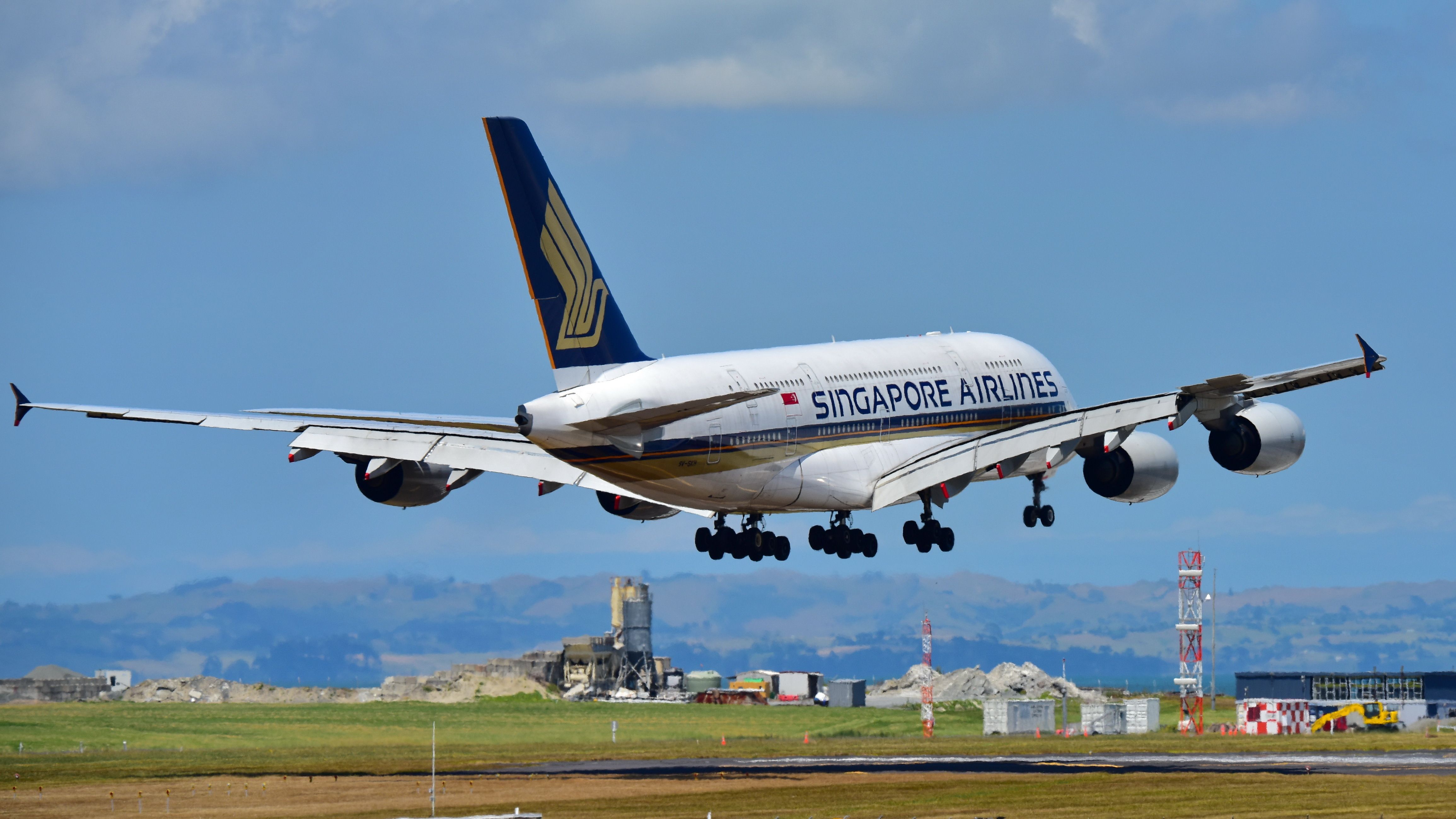 A Singapore Airlines Airbus A380 landing in Auckland, New Zealand
