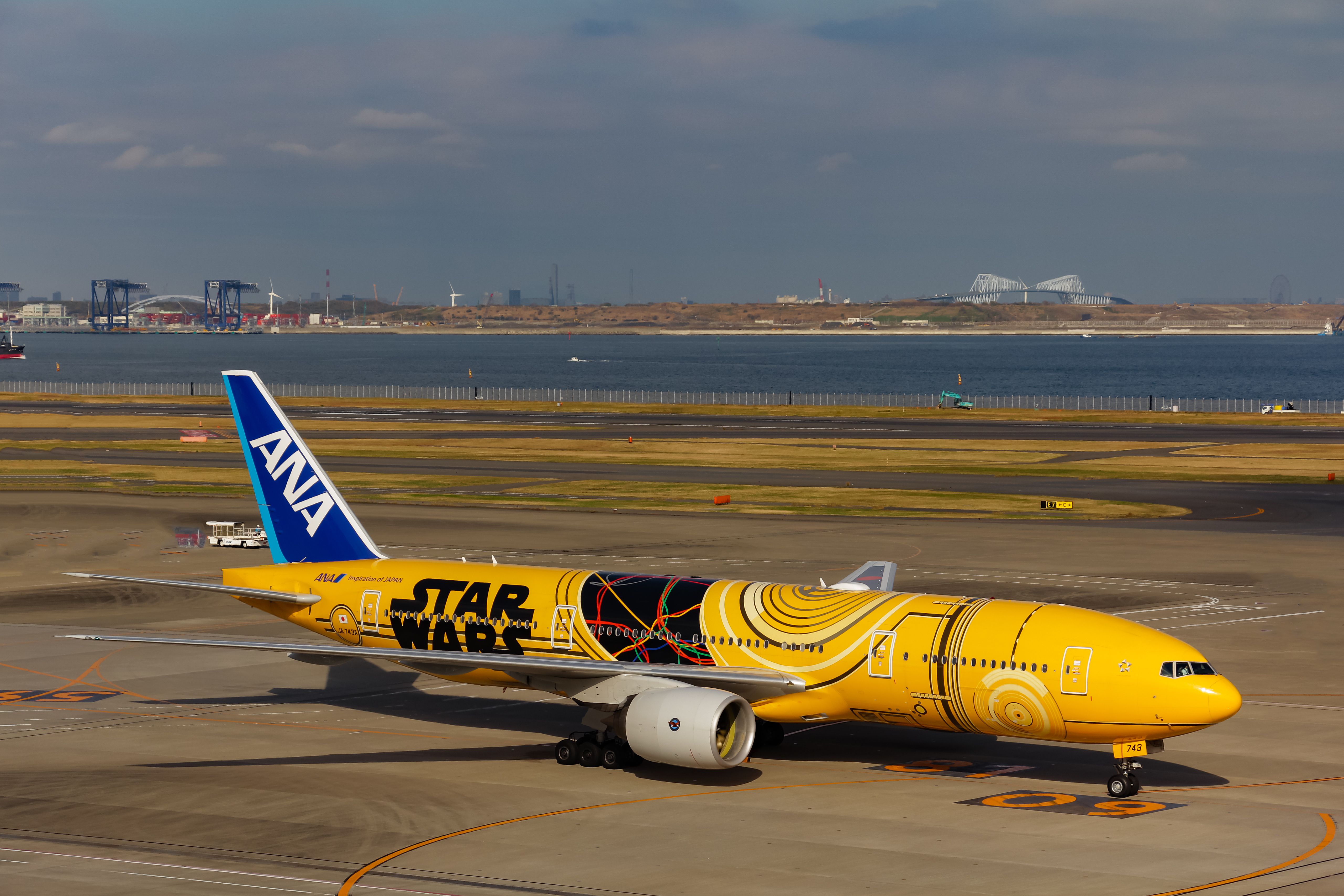 ANA Boeing 777 C-3PO Star Wars Livery