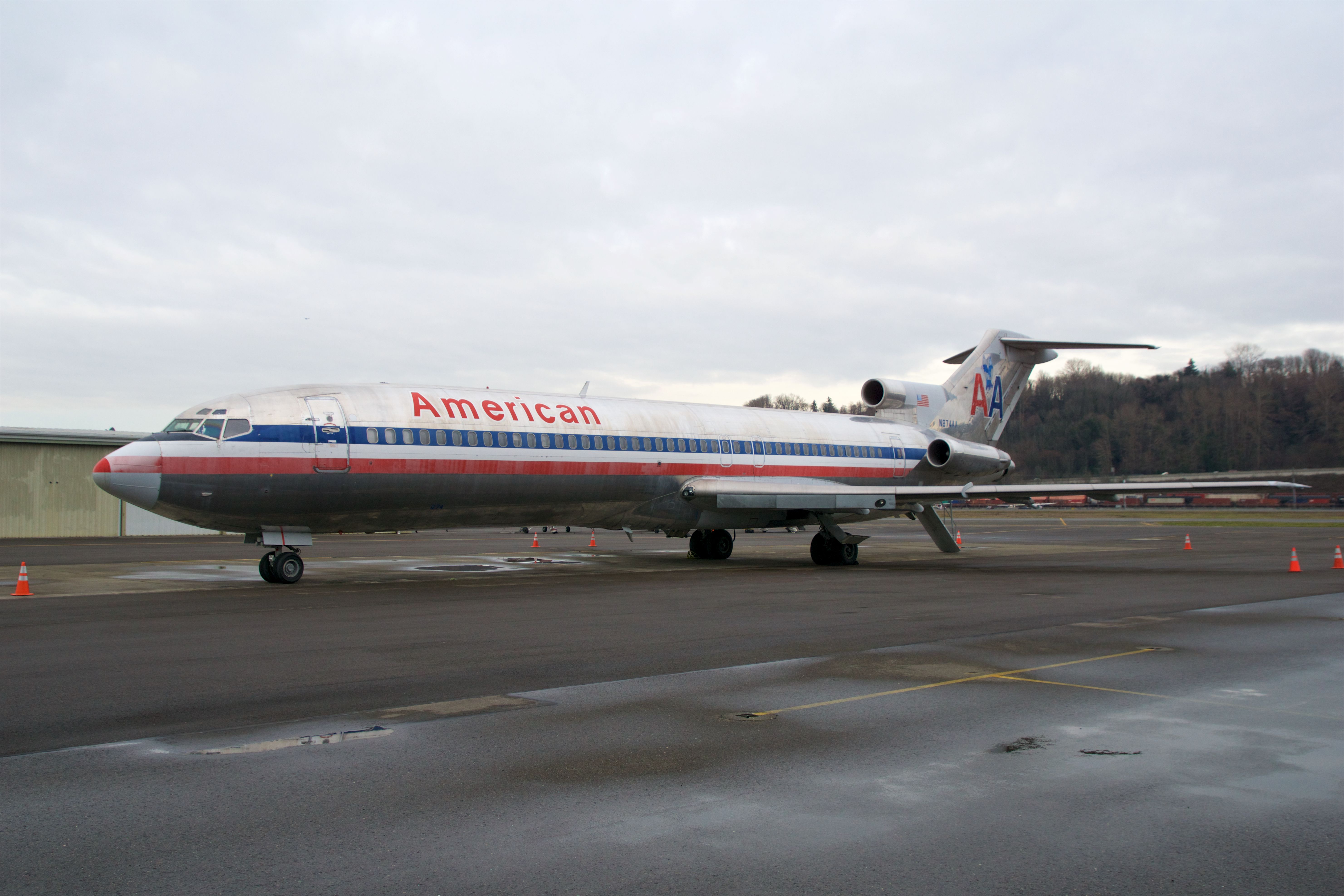 An American Airlines Boeing 727 parked at an airport.