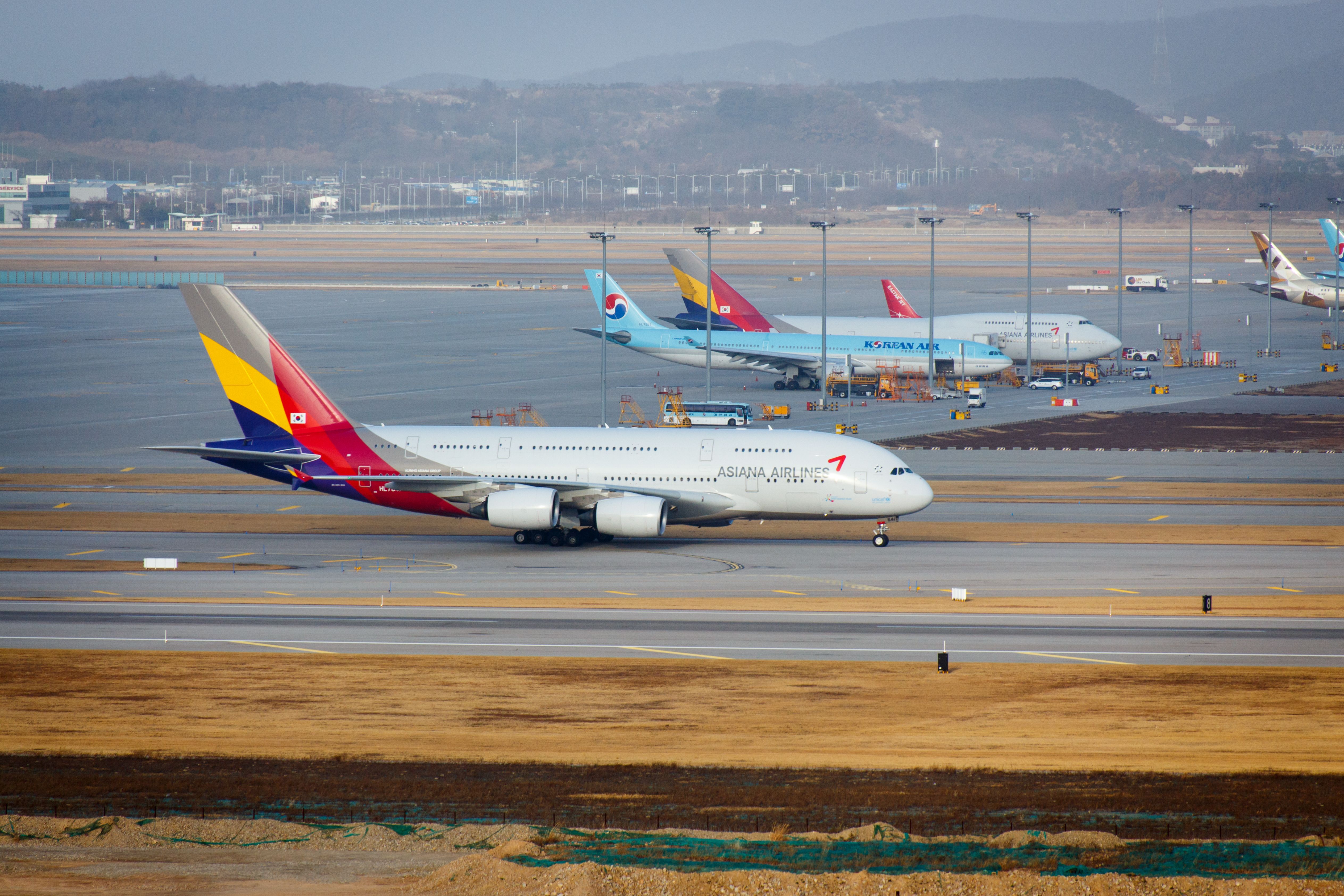 Asiana Airlines and Korean Airlines aircraft in Seoul