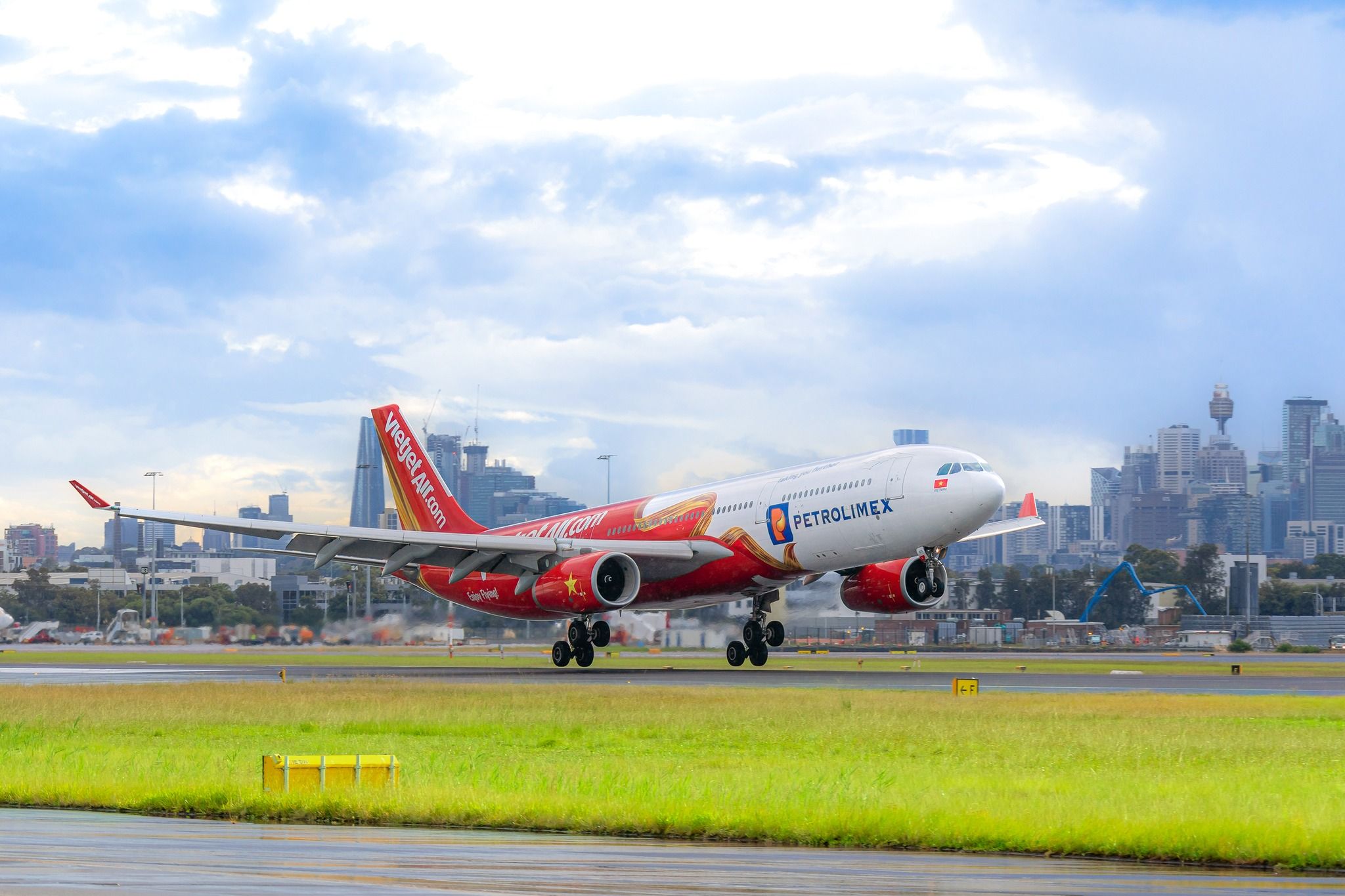 Vietjet Airbus A330 lands in Sydney