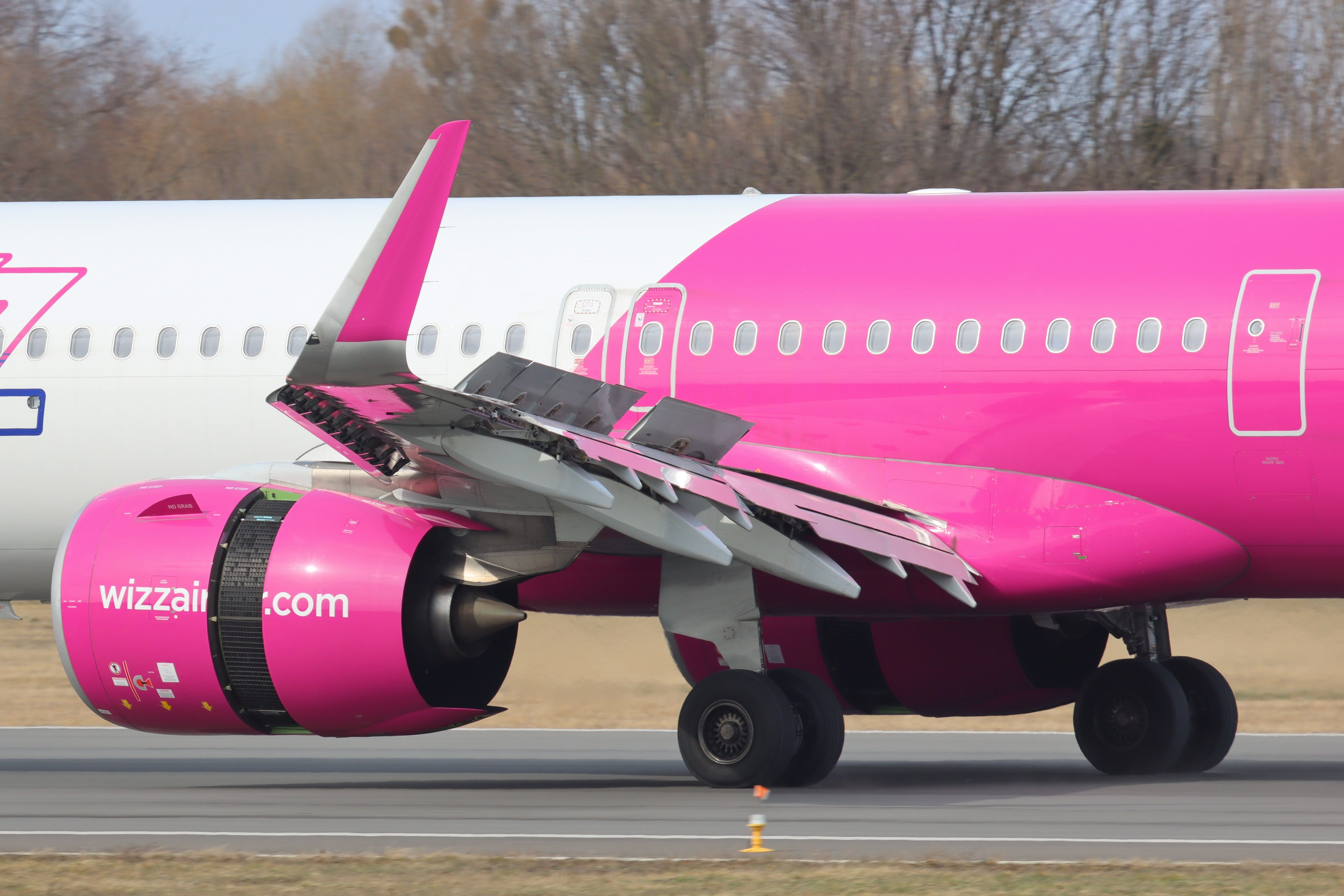 Wizz Air A321neo landing