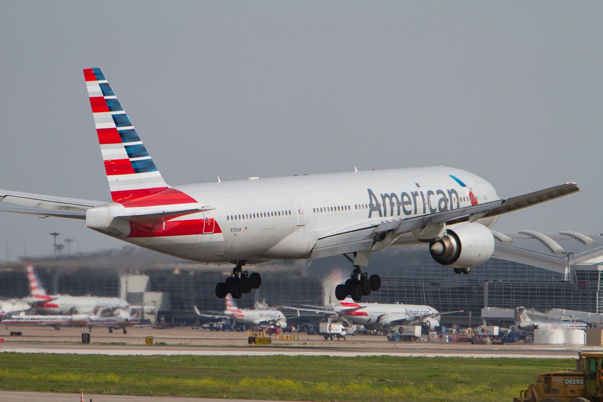 Боинг 777 200. Boeing 777 American Airlines. B777-200er. Боинг b777-200er. Боинг 777 200 er.