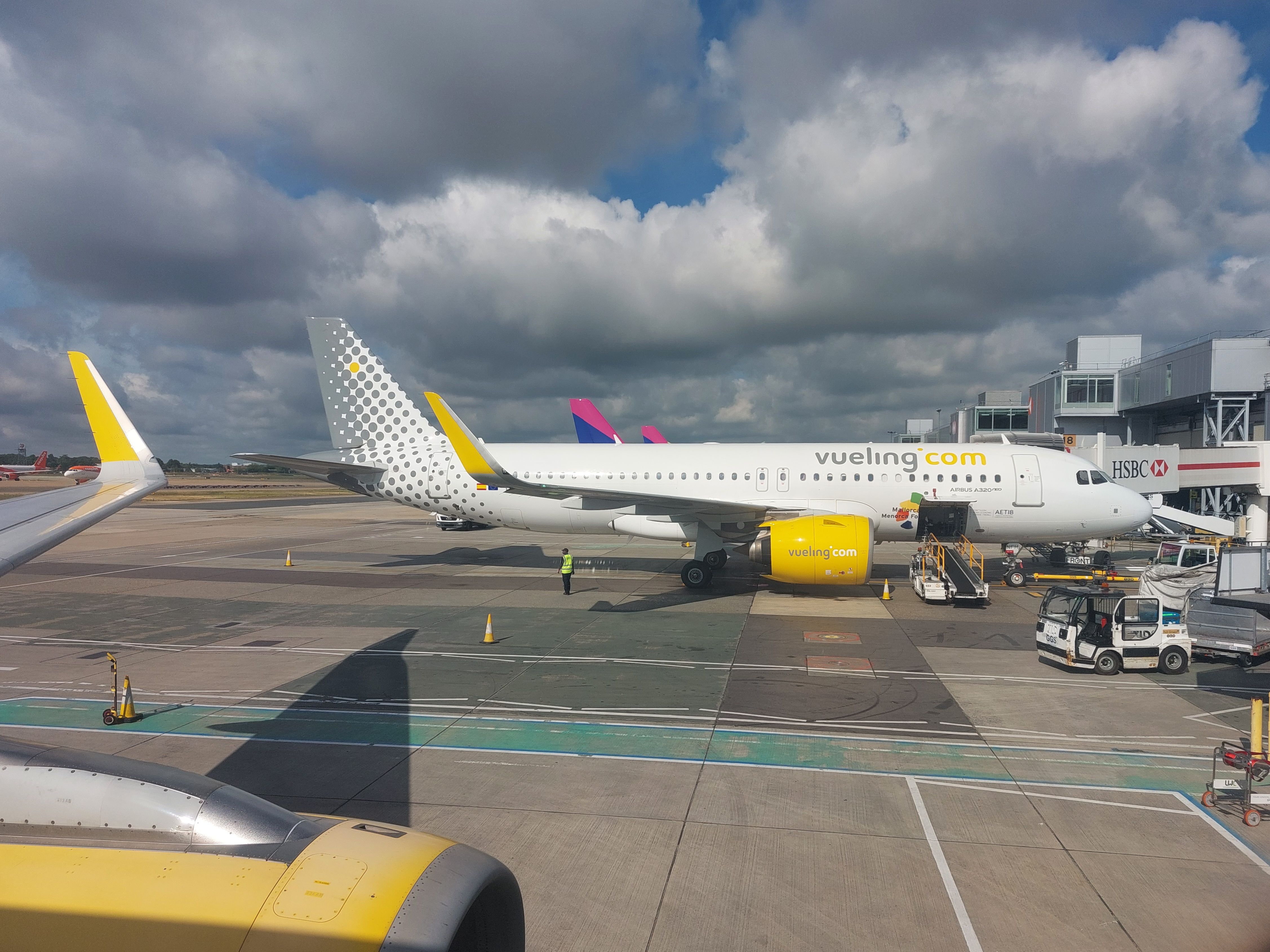 How Important Is Connecting Traffic In Vueling's Operations?