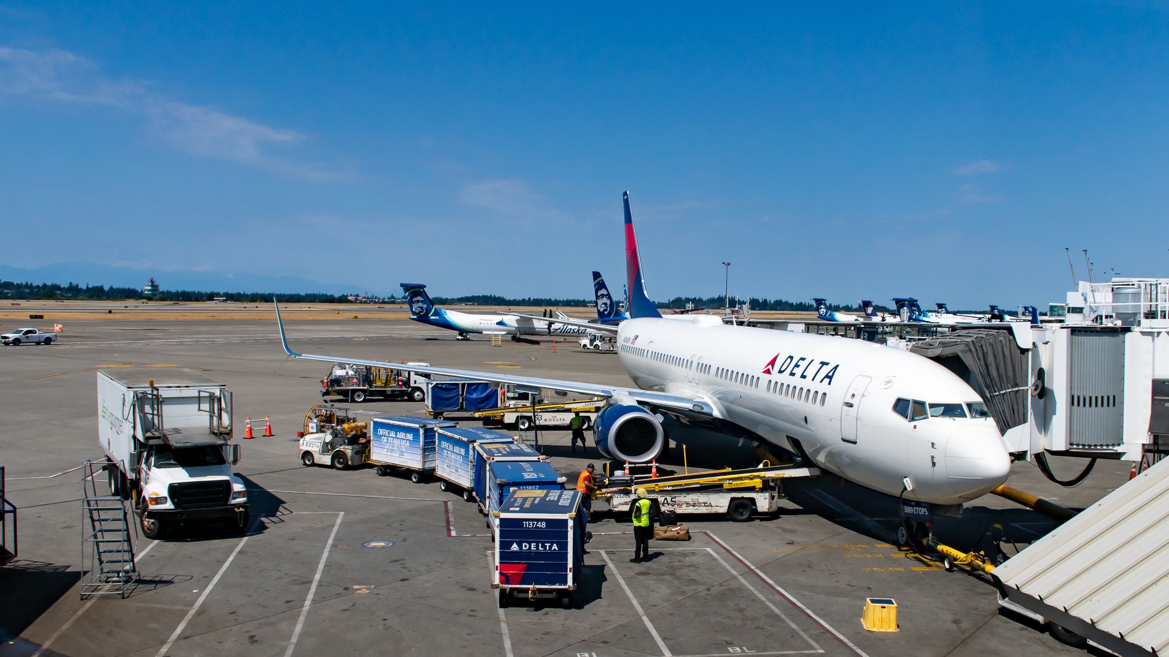 A Delta Air Lines 737 at the Gate... And All Her Support Trucks_3MP