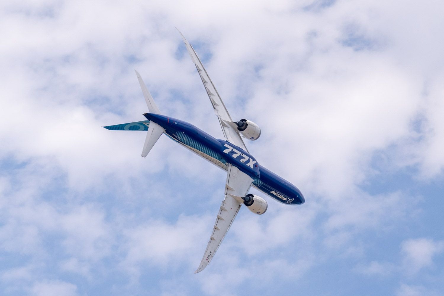 The Boeing 777X undertakes a steep turn at the 2022 Farnborough Airshow