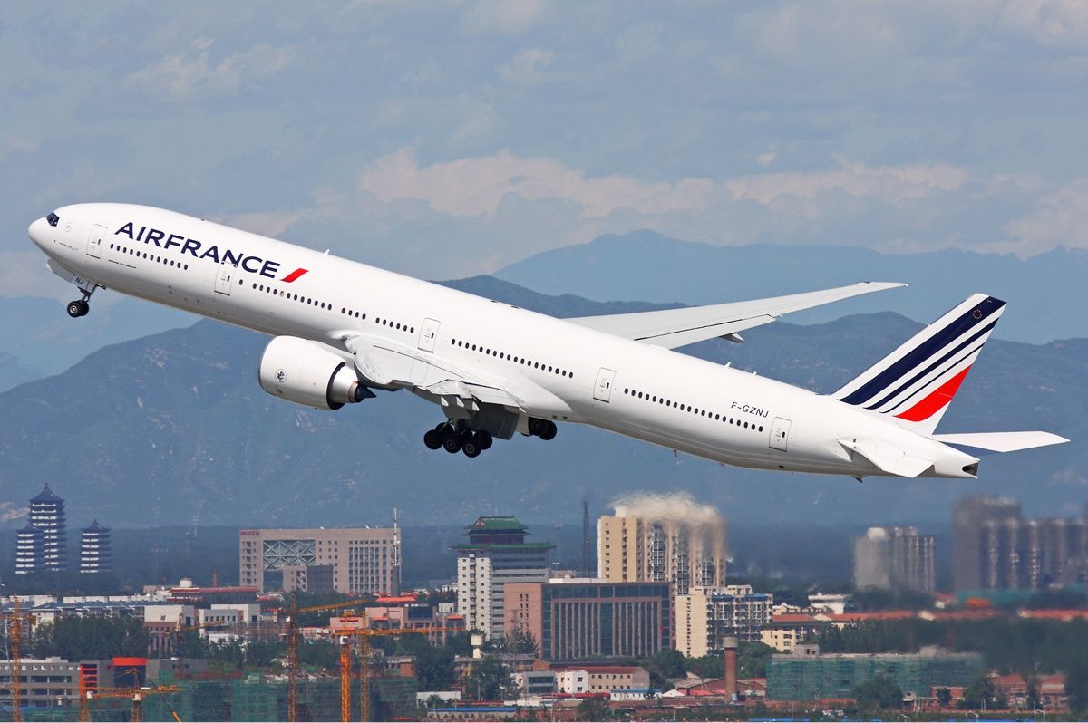 Air_France_Boeing_777-300ER_Zhu-1