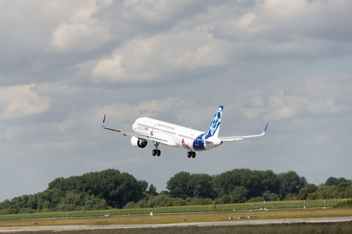 An Airbus A321XLR departing